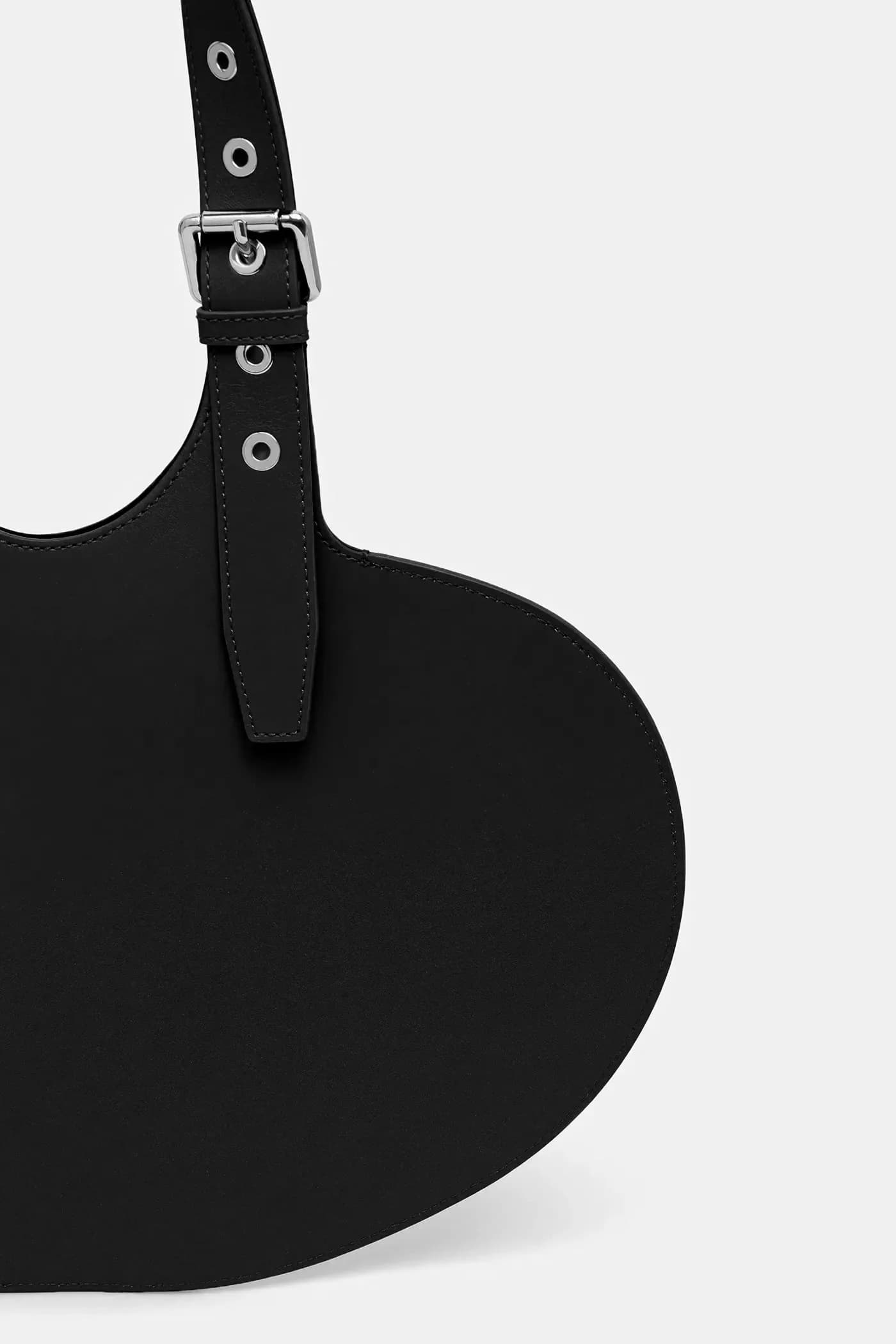 Кожаная сумка-тоут с сердечком на ремне - фото 3