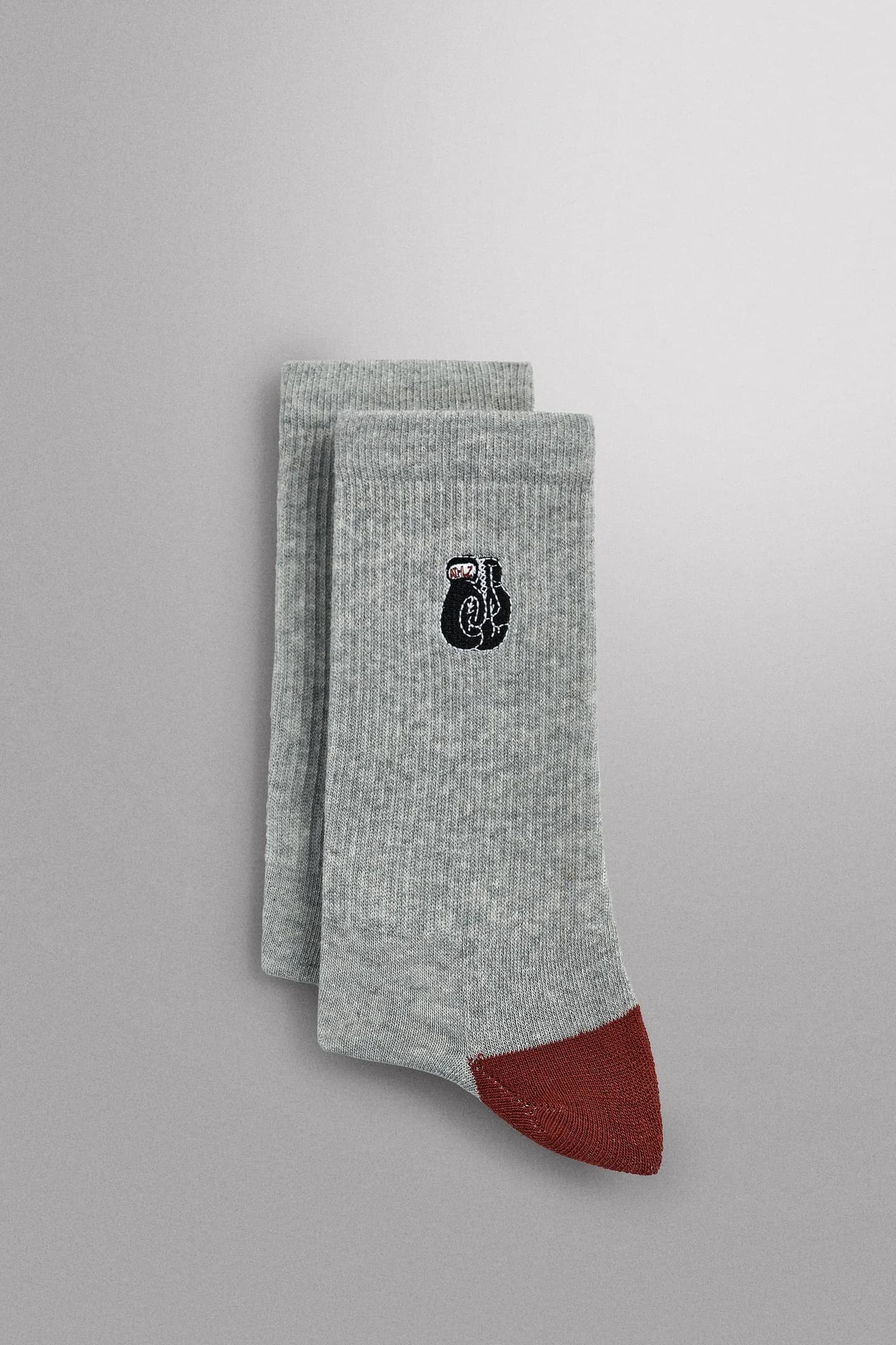 НАБОР ИЗ 2 ПАР ТРИКОТАЖНЫХ НОСКОВ В РЕБИНКУ С ВЫШИВКОЙ - фото 2