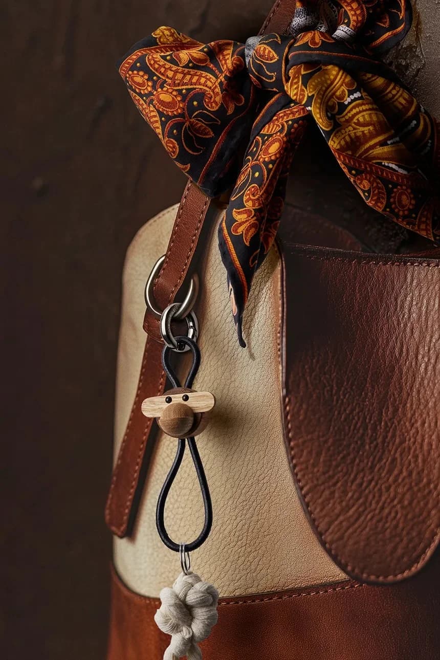 Серебряный брелок Обезьяна 5 см - фото 3