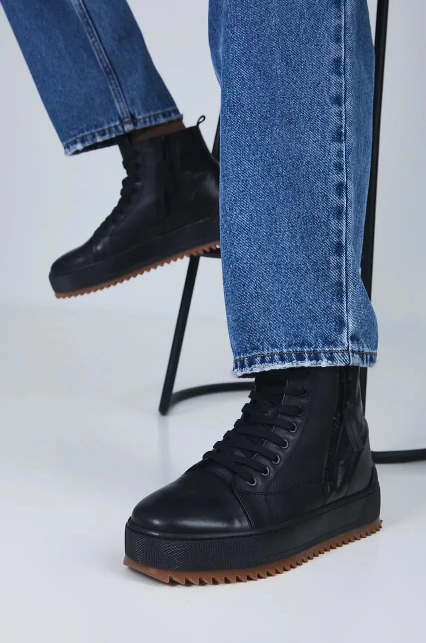 Кожаные кроссовки