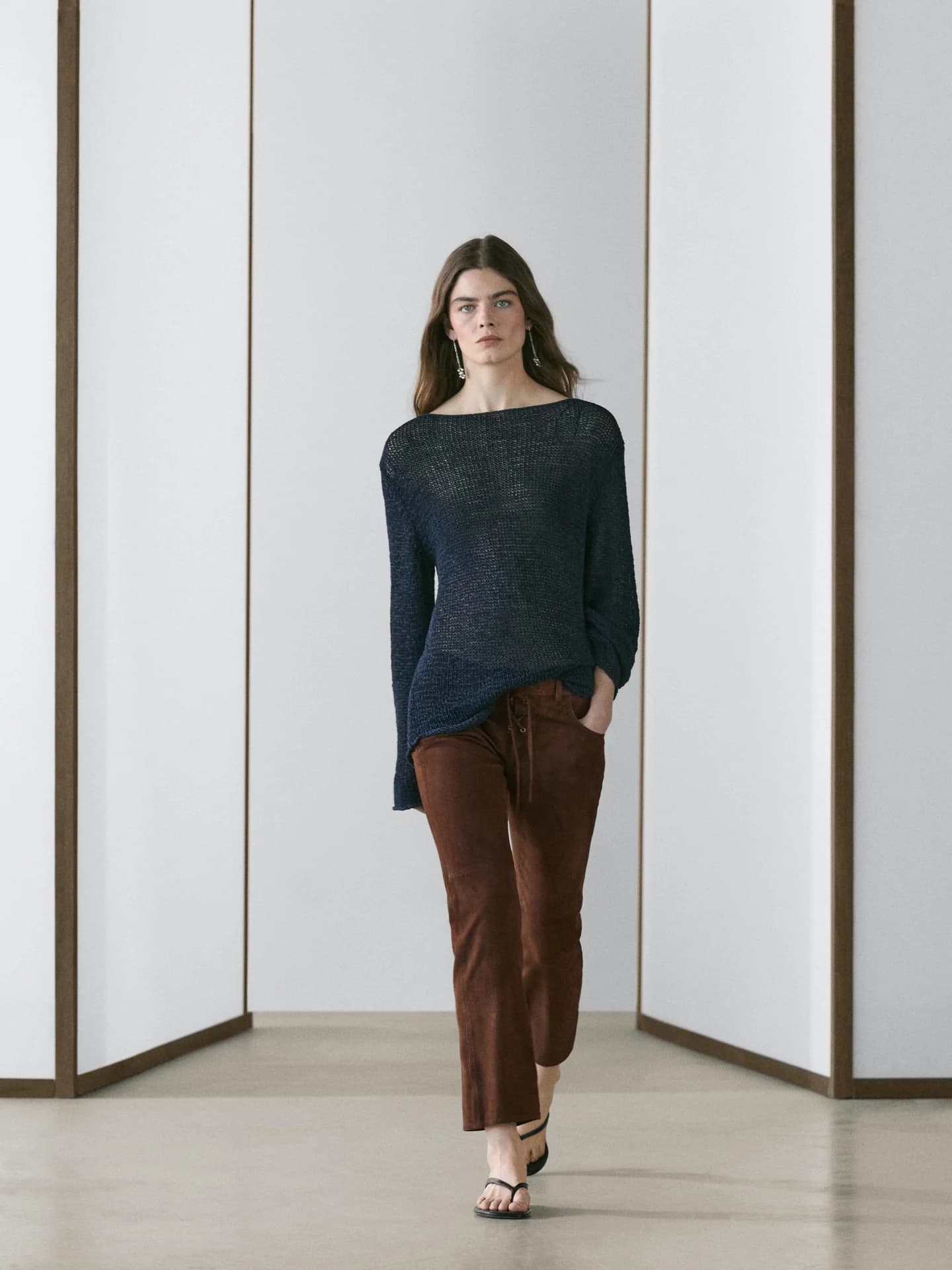 Укороченные замшевые кожаные брюки с кулиской. - фото 9