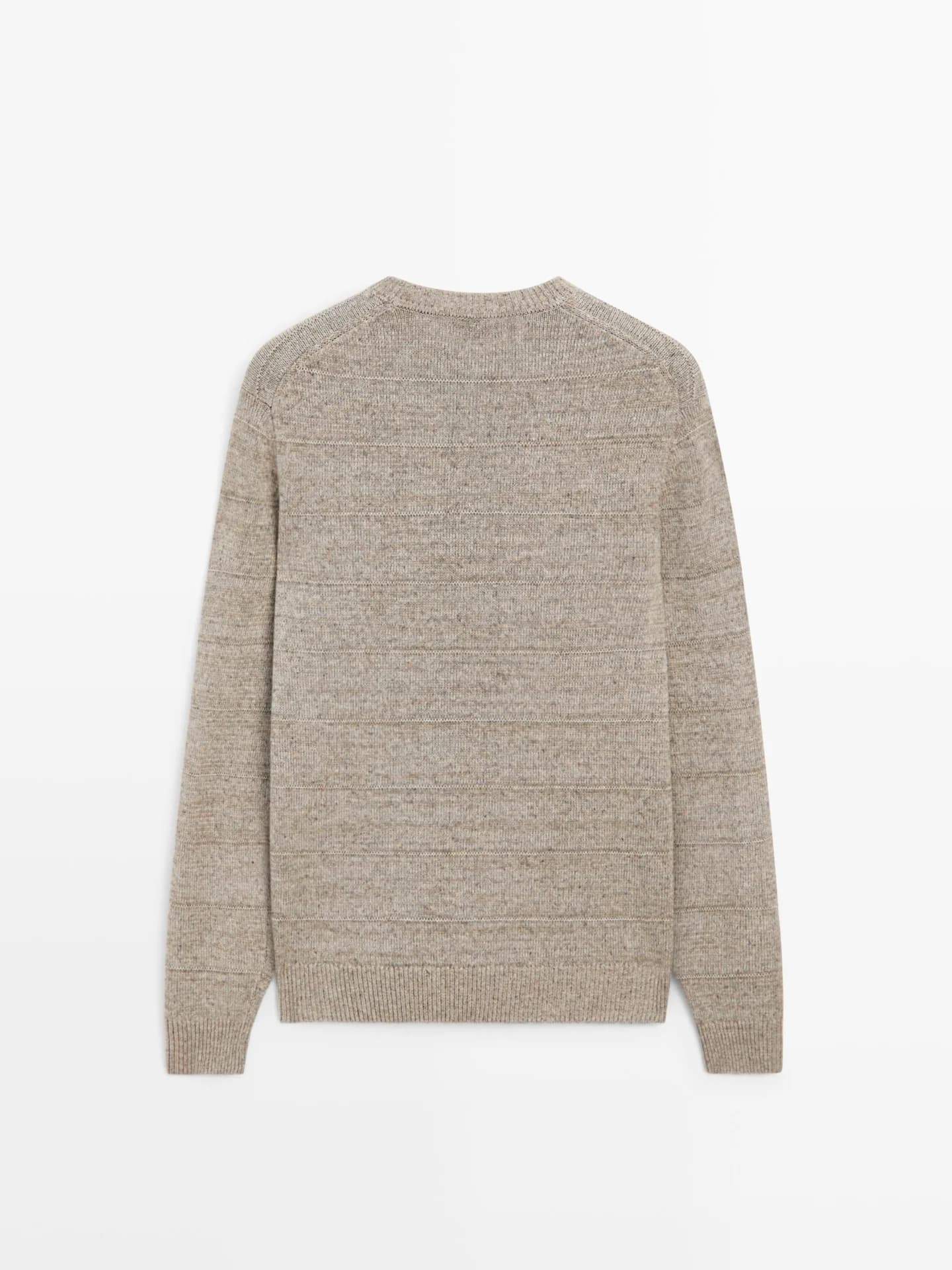 Полосатый вязаный свитер с круглым вырезом - фото 7