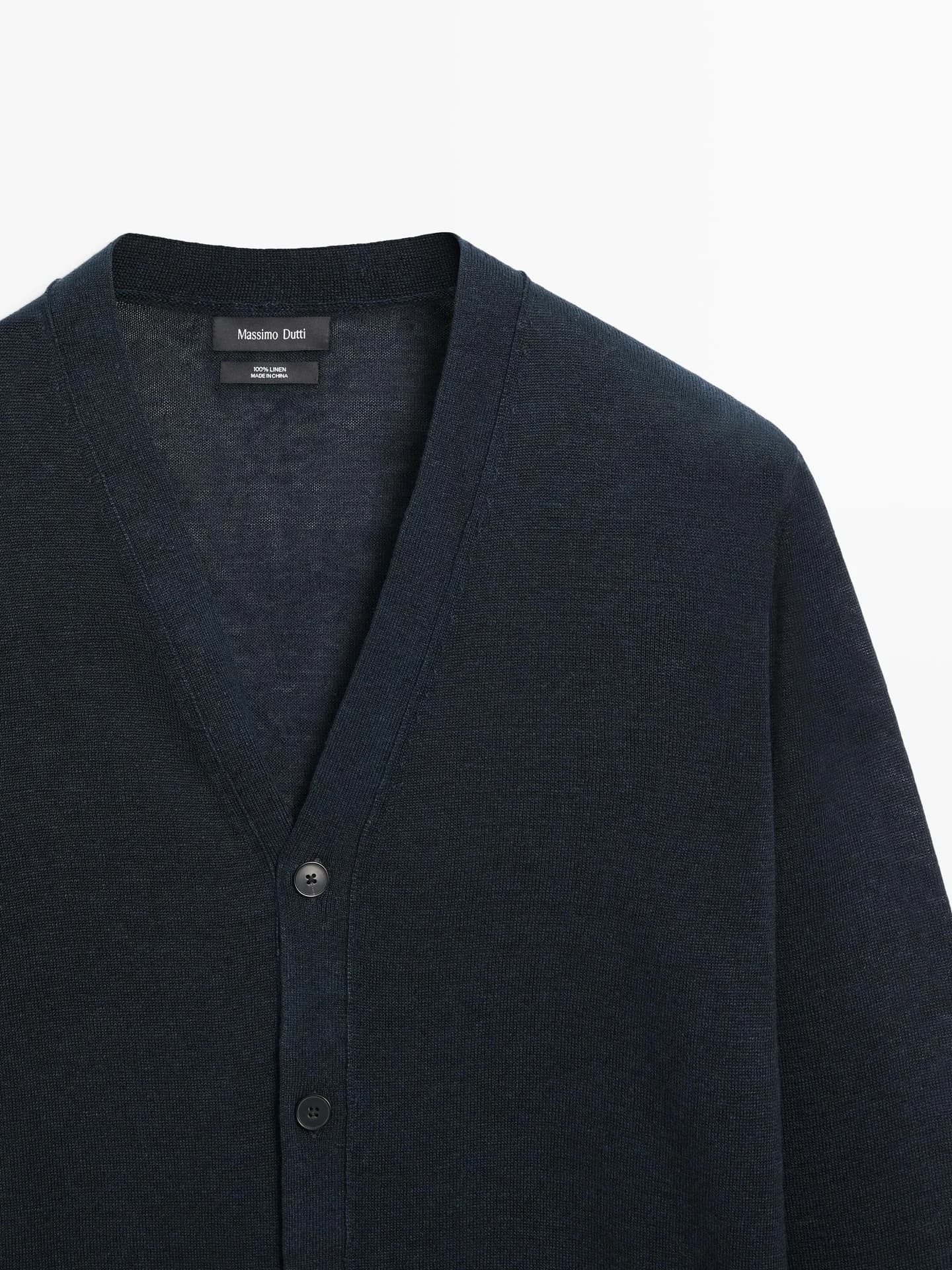 Вязаный кардиган с льняными пуговицами.