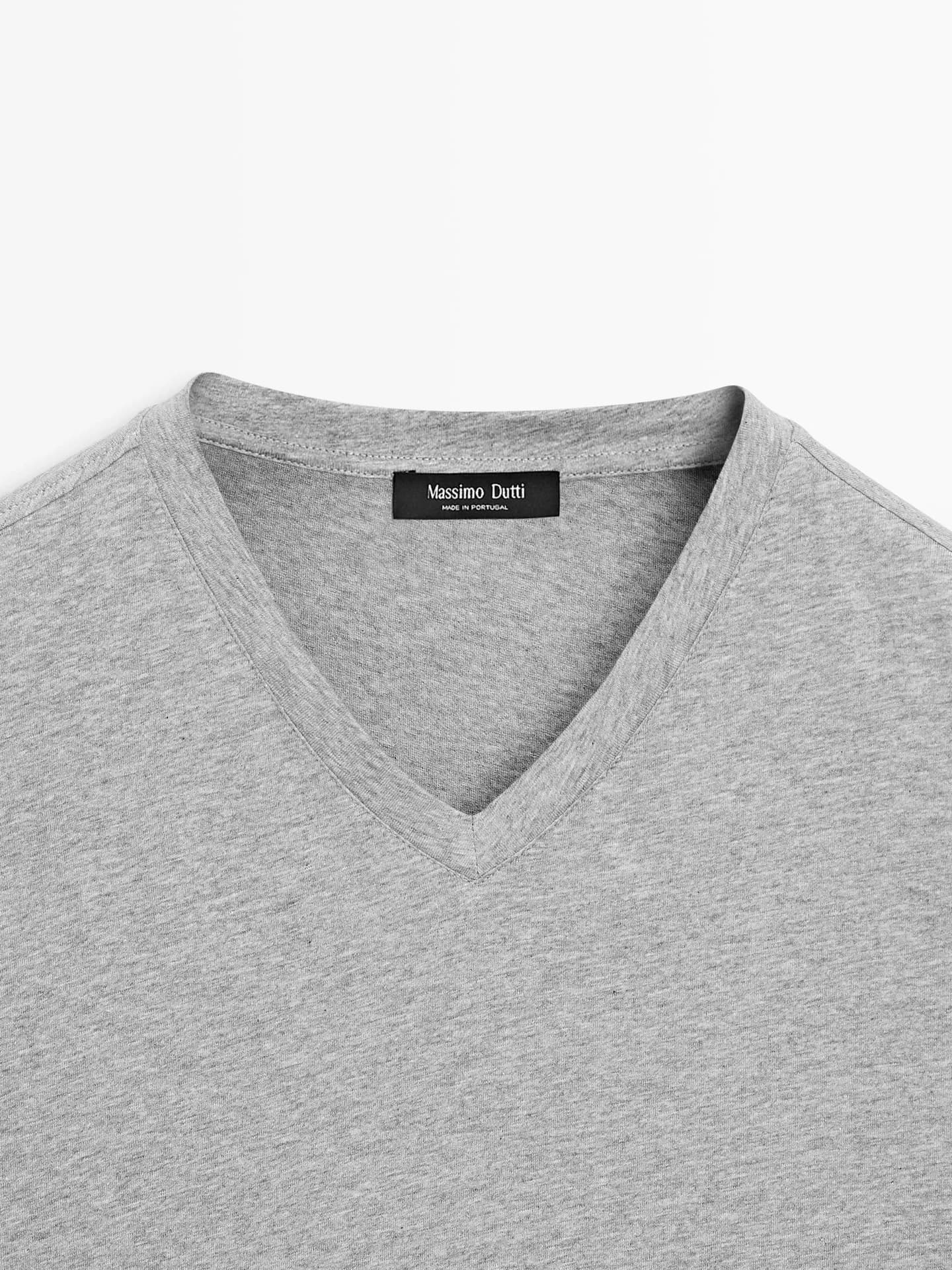 Футболка из 100% хлопка с V-образным вырезом. - фото 4