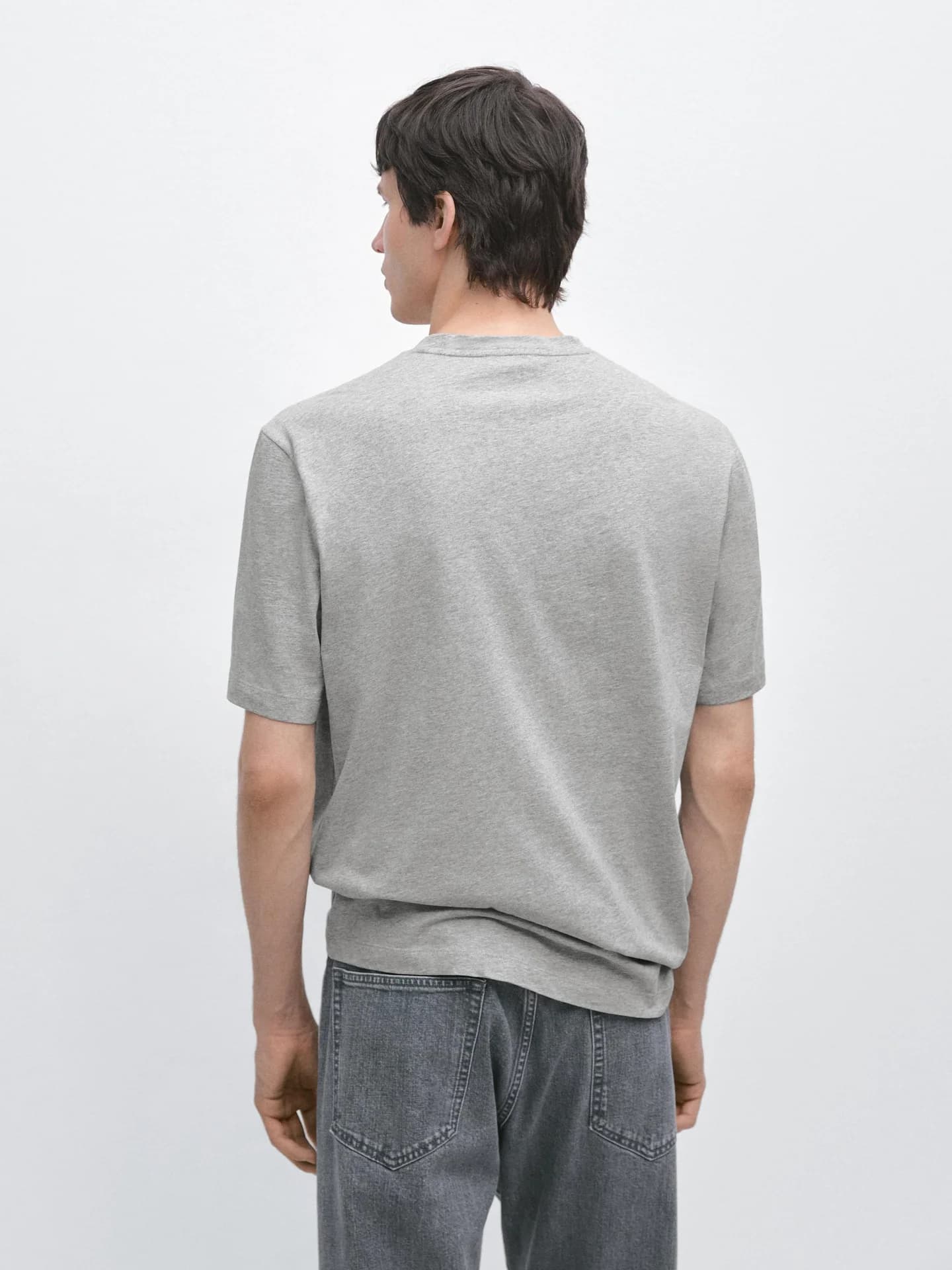 Футболка из 100% хлопка с V-образным вырезом. - фото 9