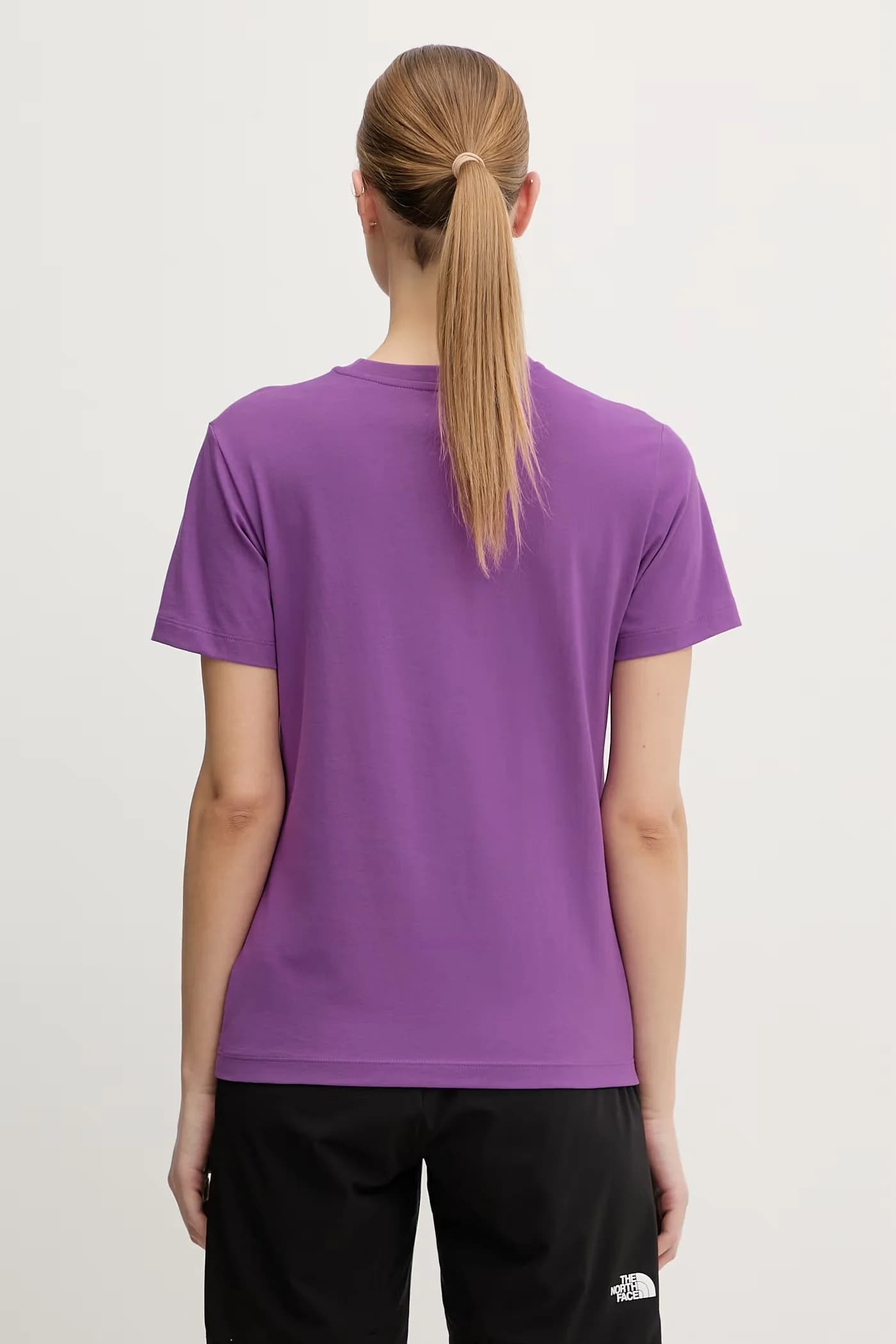 Беззаботная женская базовая футболка из хлопка - фото 3