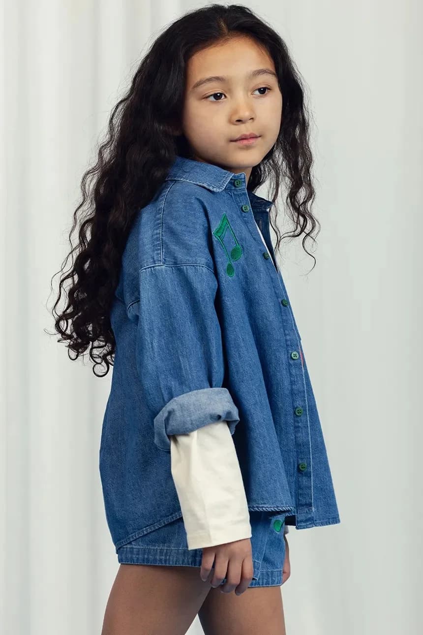 Обратите внимание на детскую джинсовую рубашку