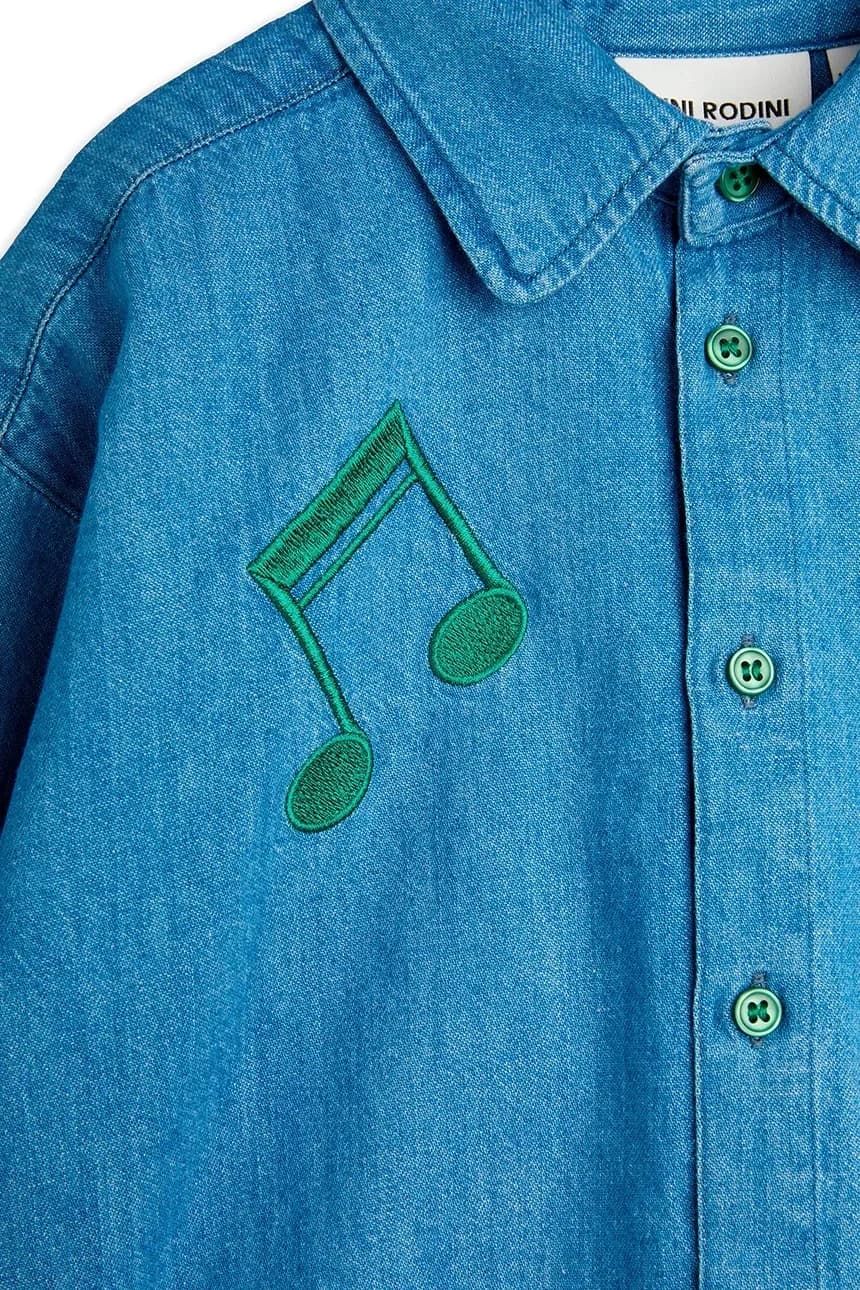 Обратите внимание на детскую джинсовую рубашку - фото 4