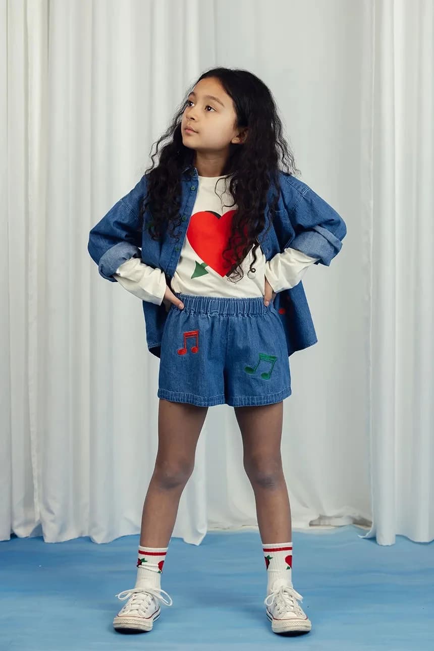 Обратите внимание на детскую джинсовую рубашку - фото 6