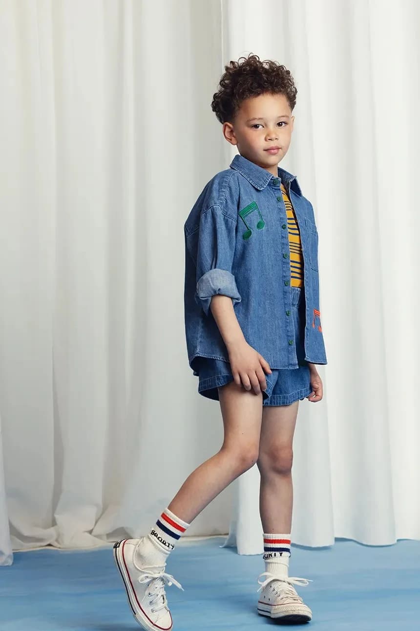 Обратите внимание на детскую джинсовую рубашку - фото 7