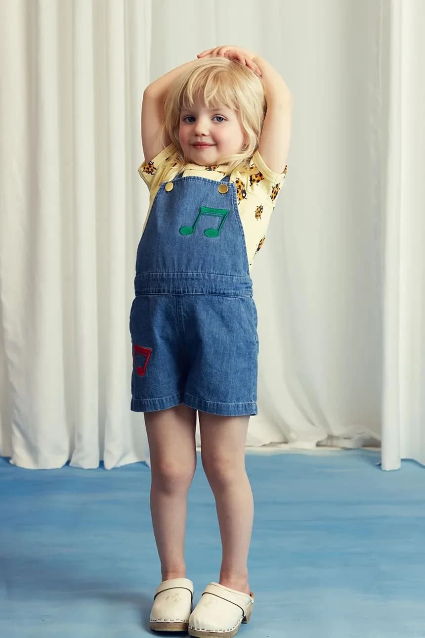 Обратите внимание на детские джинсовые комбинезоны. - фото 7