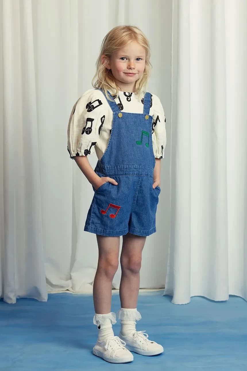 Обратите внимание на детские джинсовые комбинезоны. - фото 8