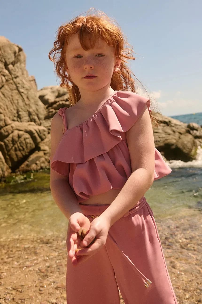 Детский комплект - блузка и брюки.