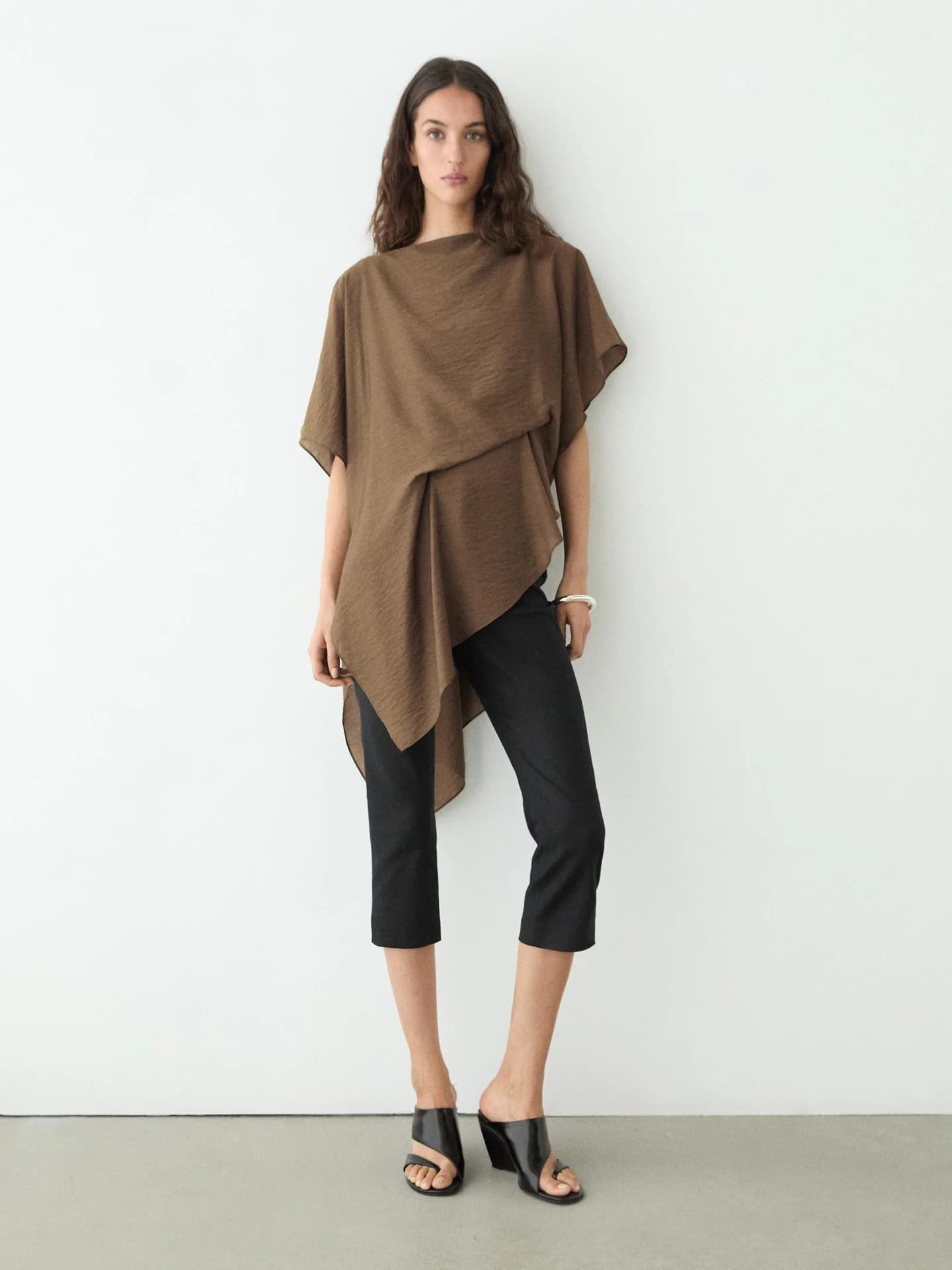 Свободная асимметричная блузка в стиле кейп. - фото 10