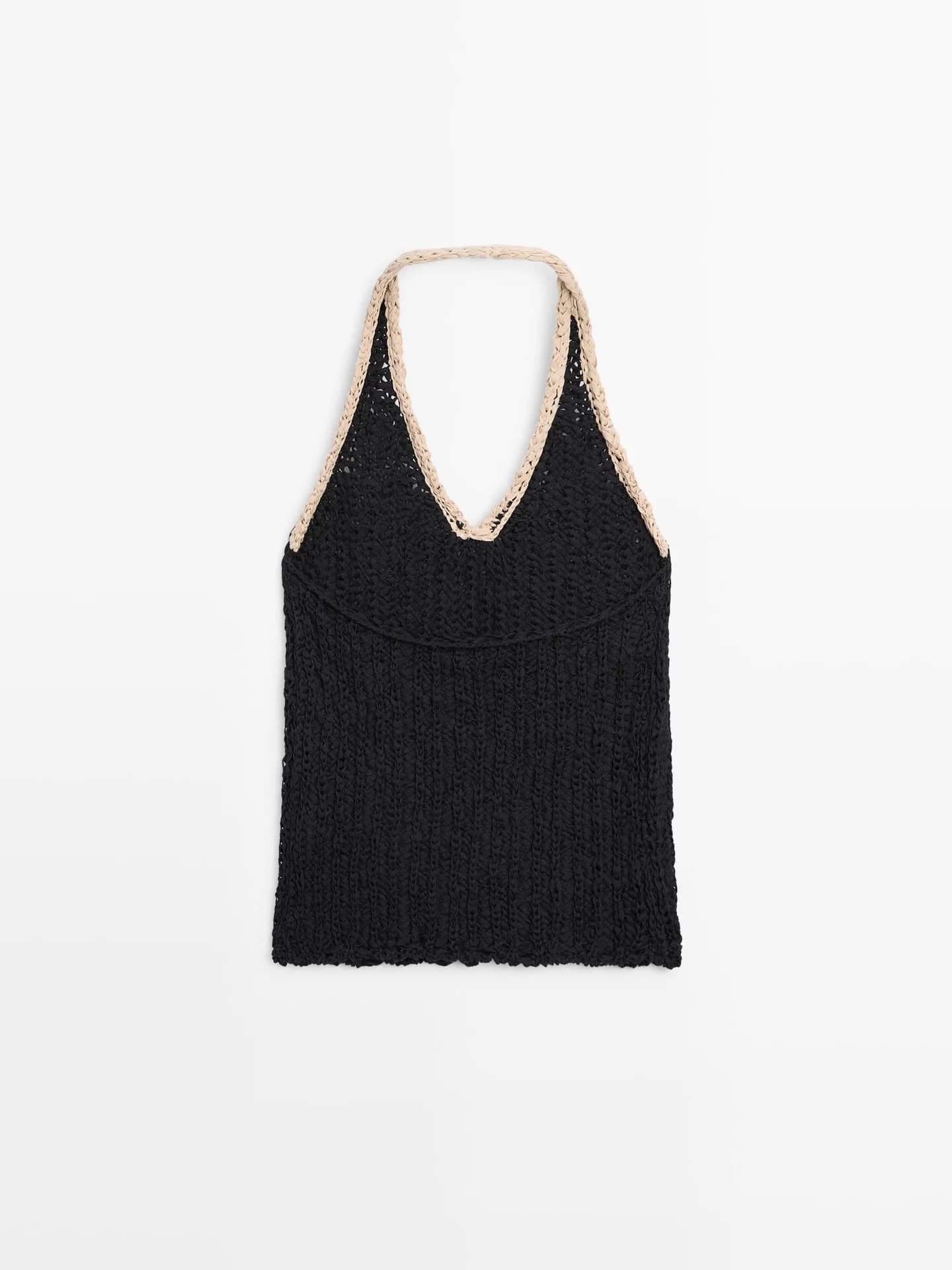 Топ объемной вязки с вырезом через шею и контрастными деталями. - фото 4