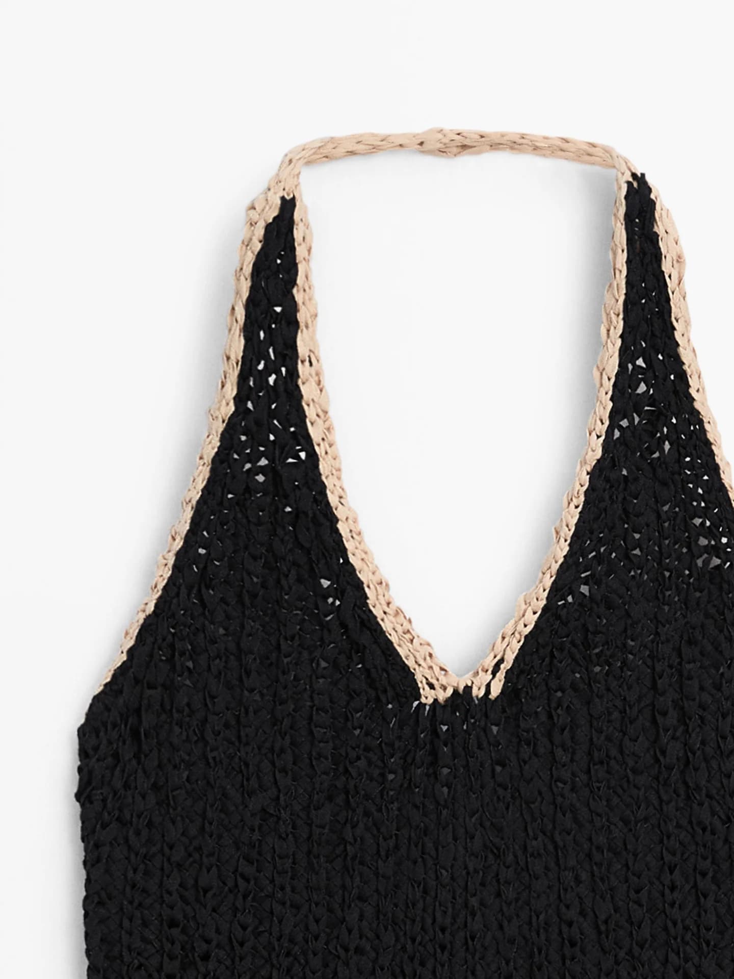 Топ объемной вязки с вырезом через шею и контрастными деталями. - фото 5