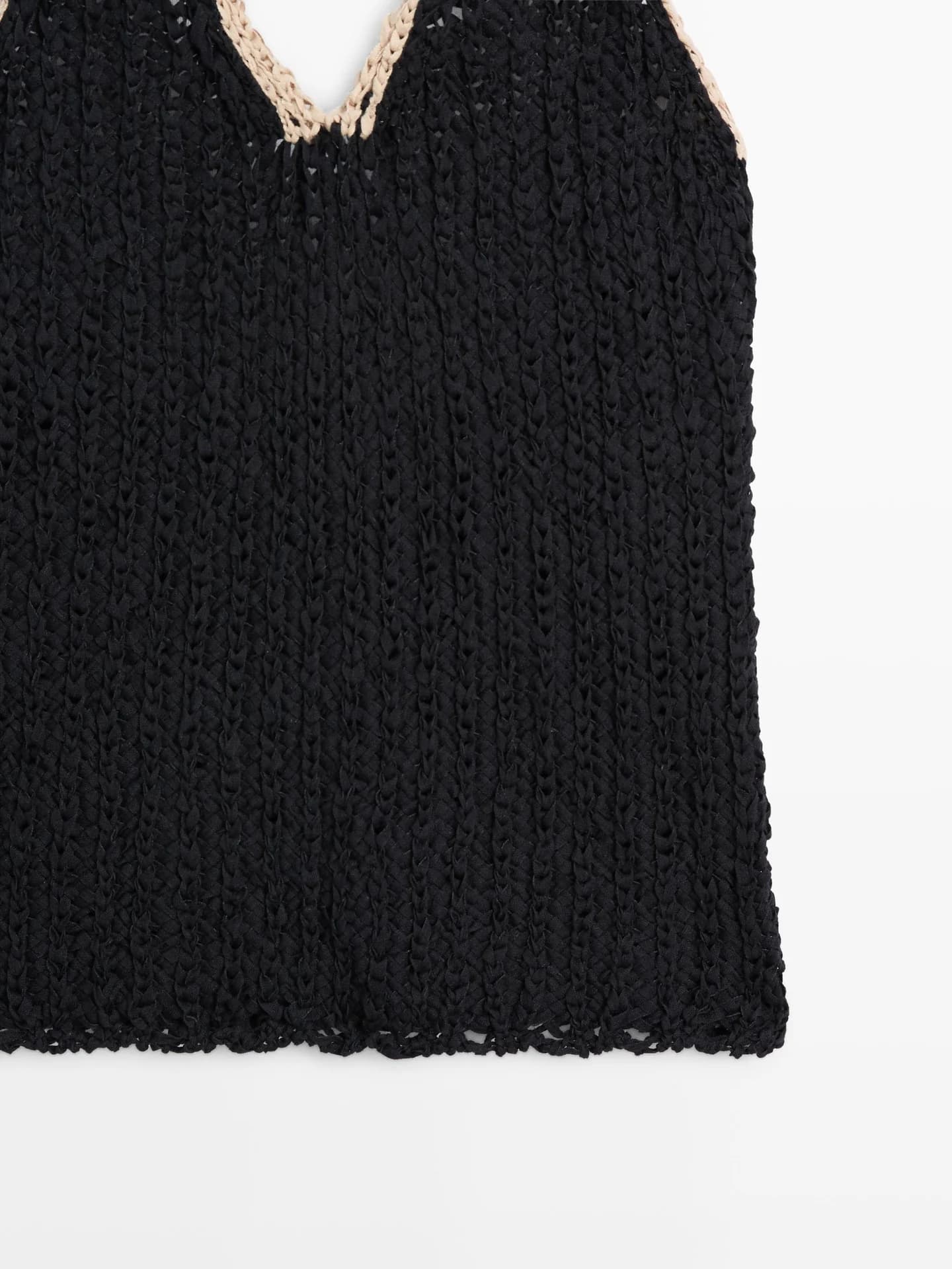 Топ объемной вязки с вырезом через шею и контрастными деталями. - фото 8