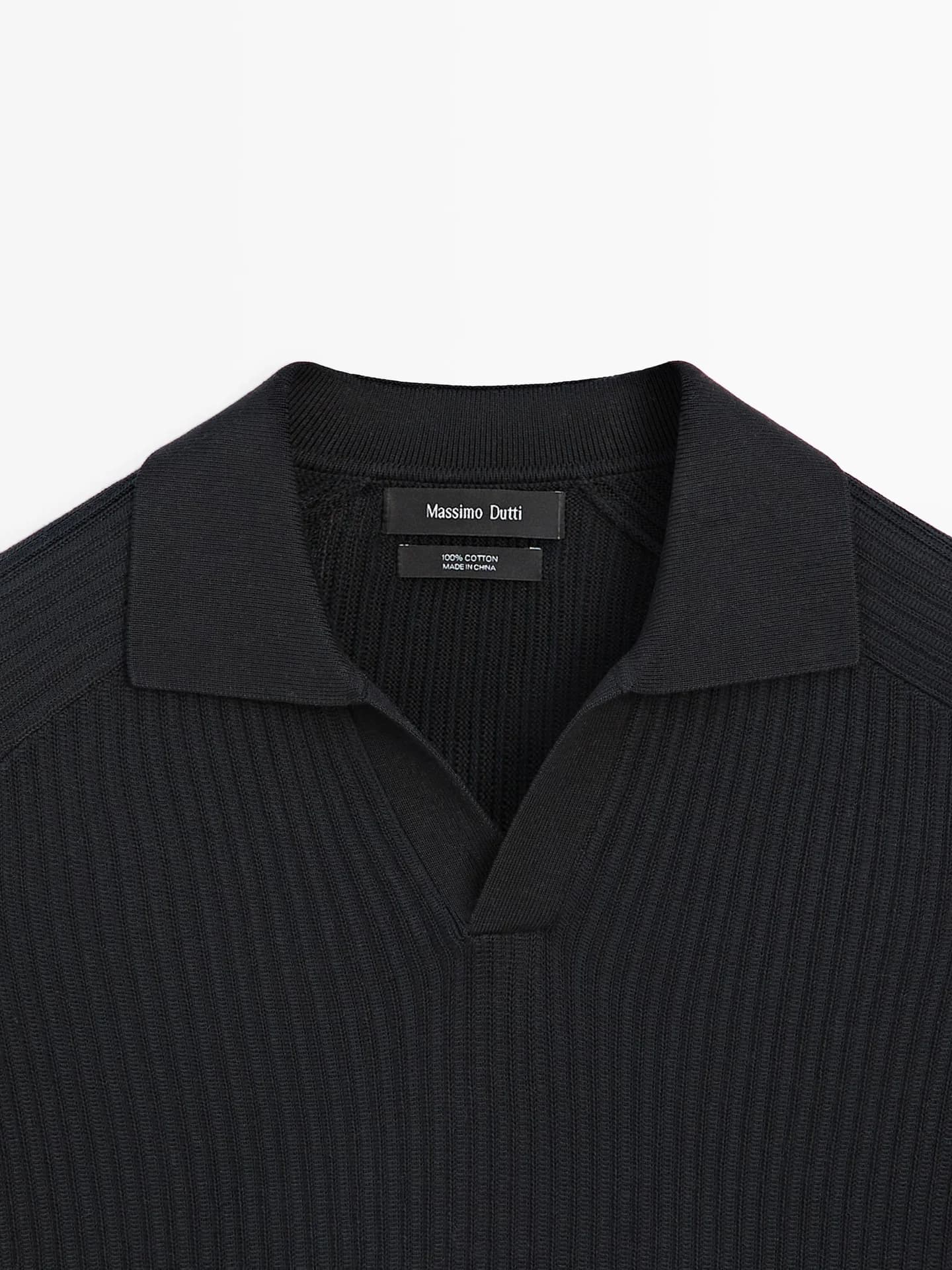 Свитер-поло из хлопчатобумажной ткани в рубчик.