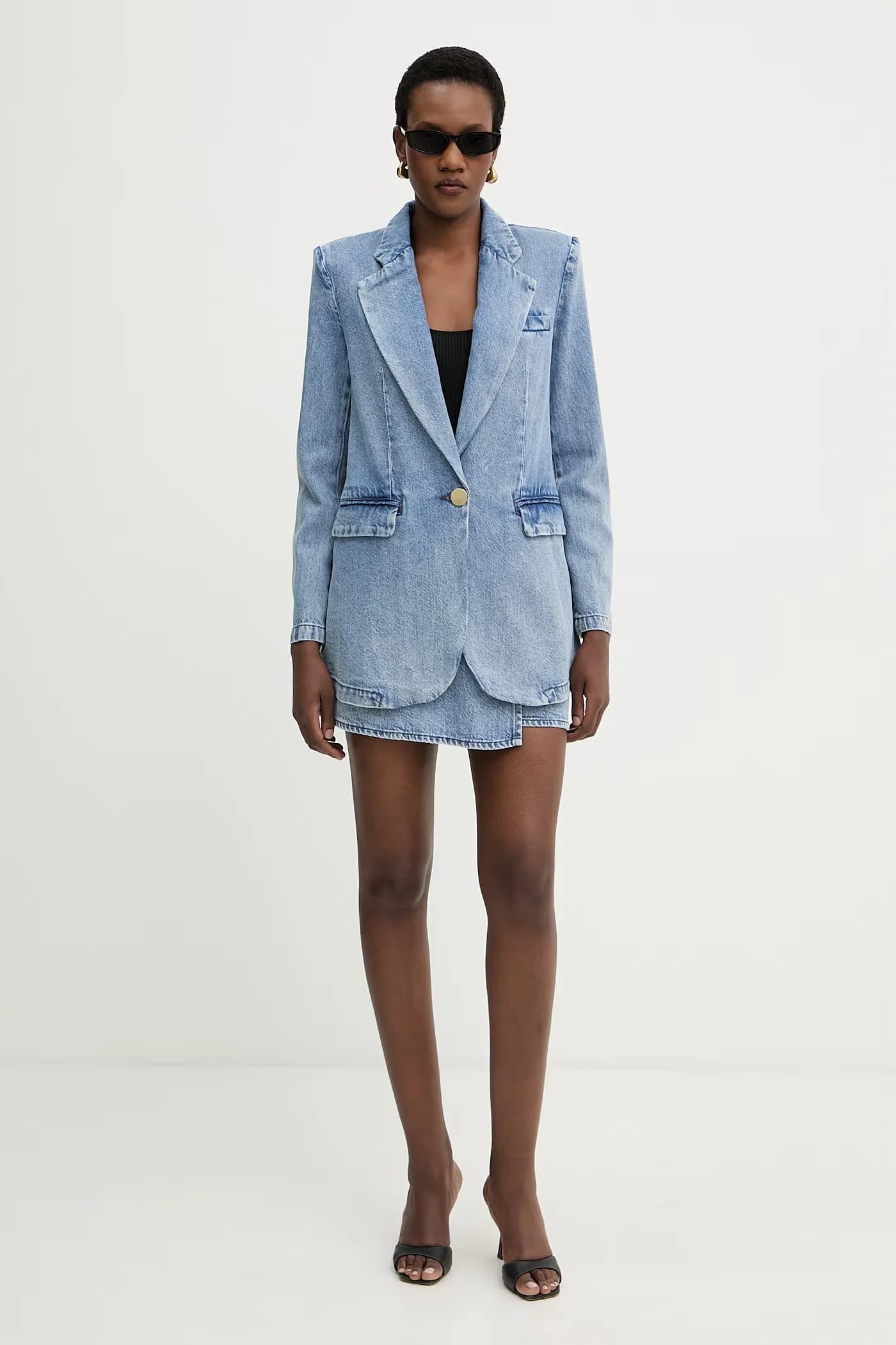 Женская однобортная джинсовая куртка - фото 2