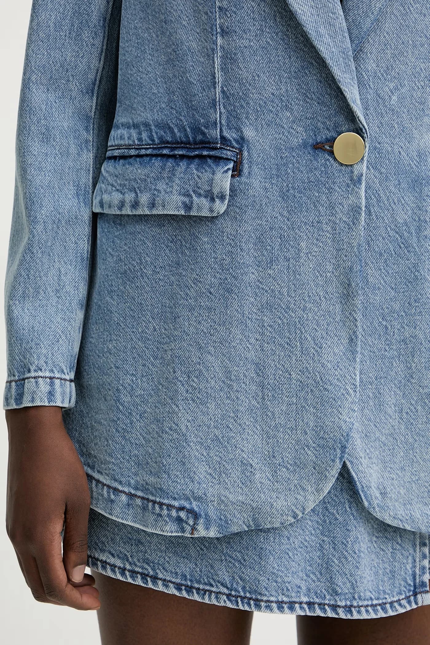 Женская однобортная джинсовая куртка - фото 5