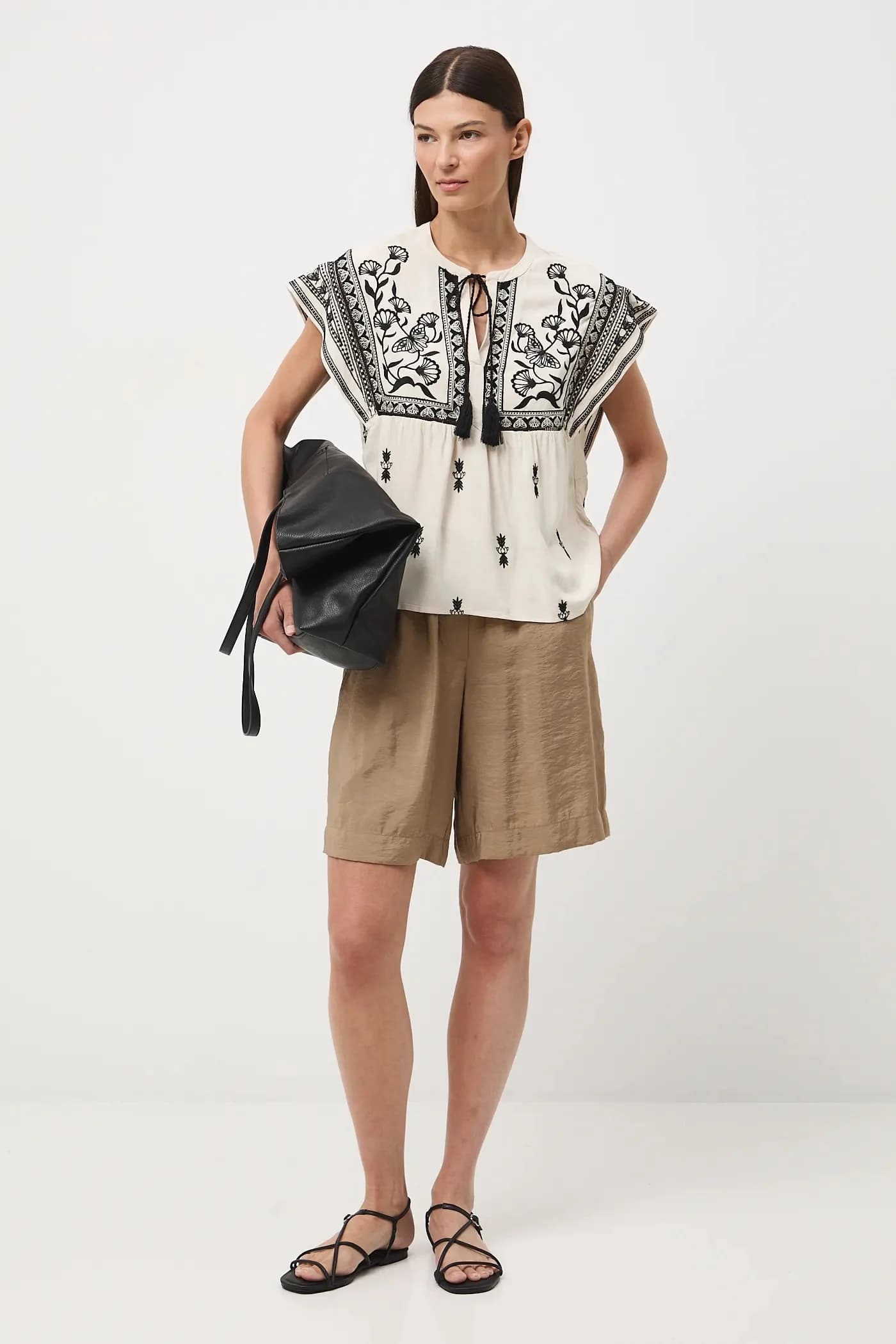 Женская вискозная блузка с рюшами