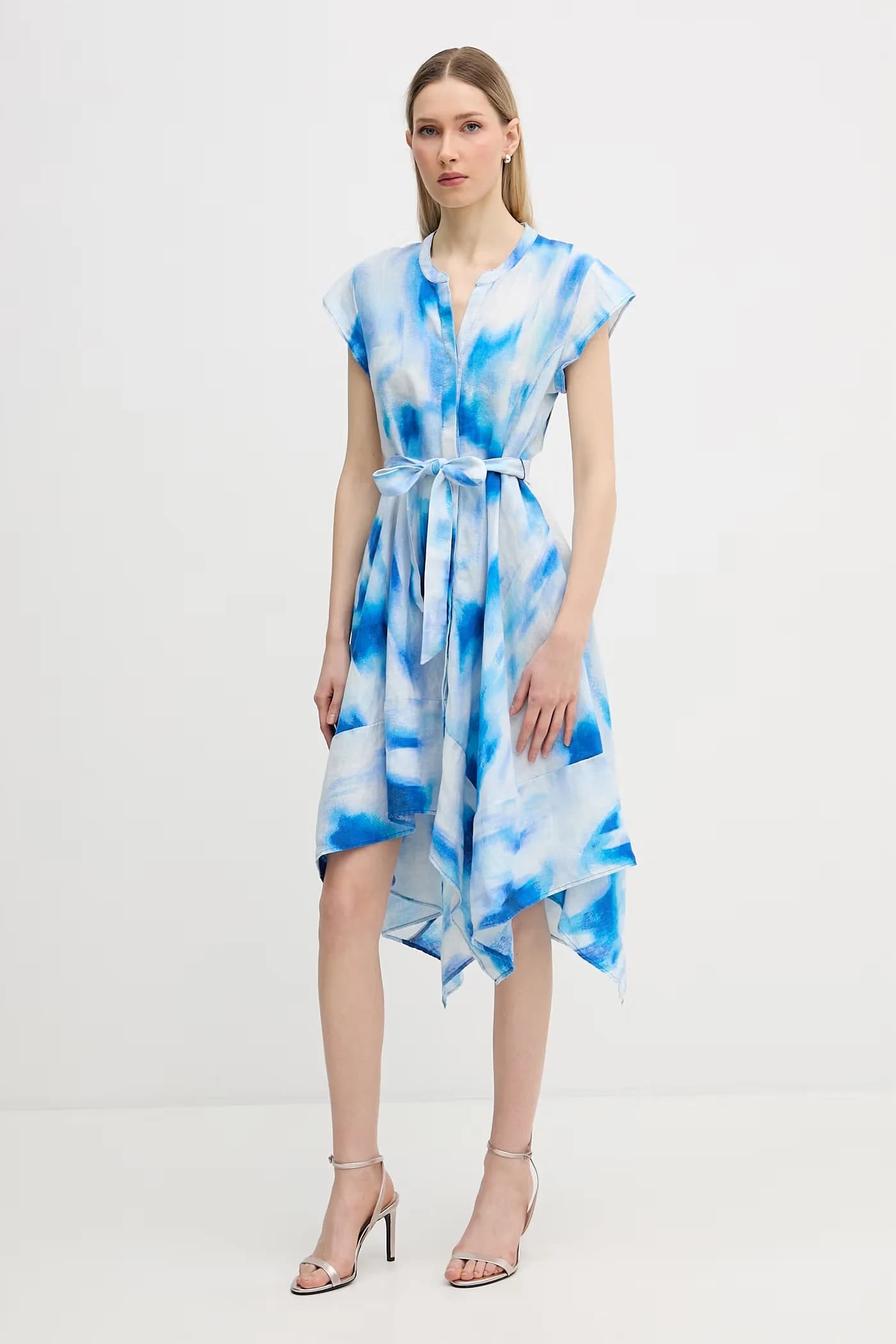 Расклешенное льняное платье