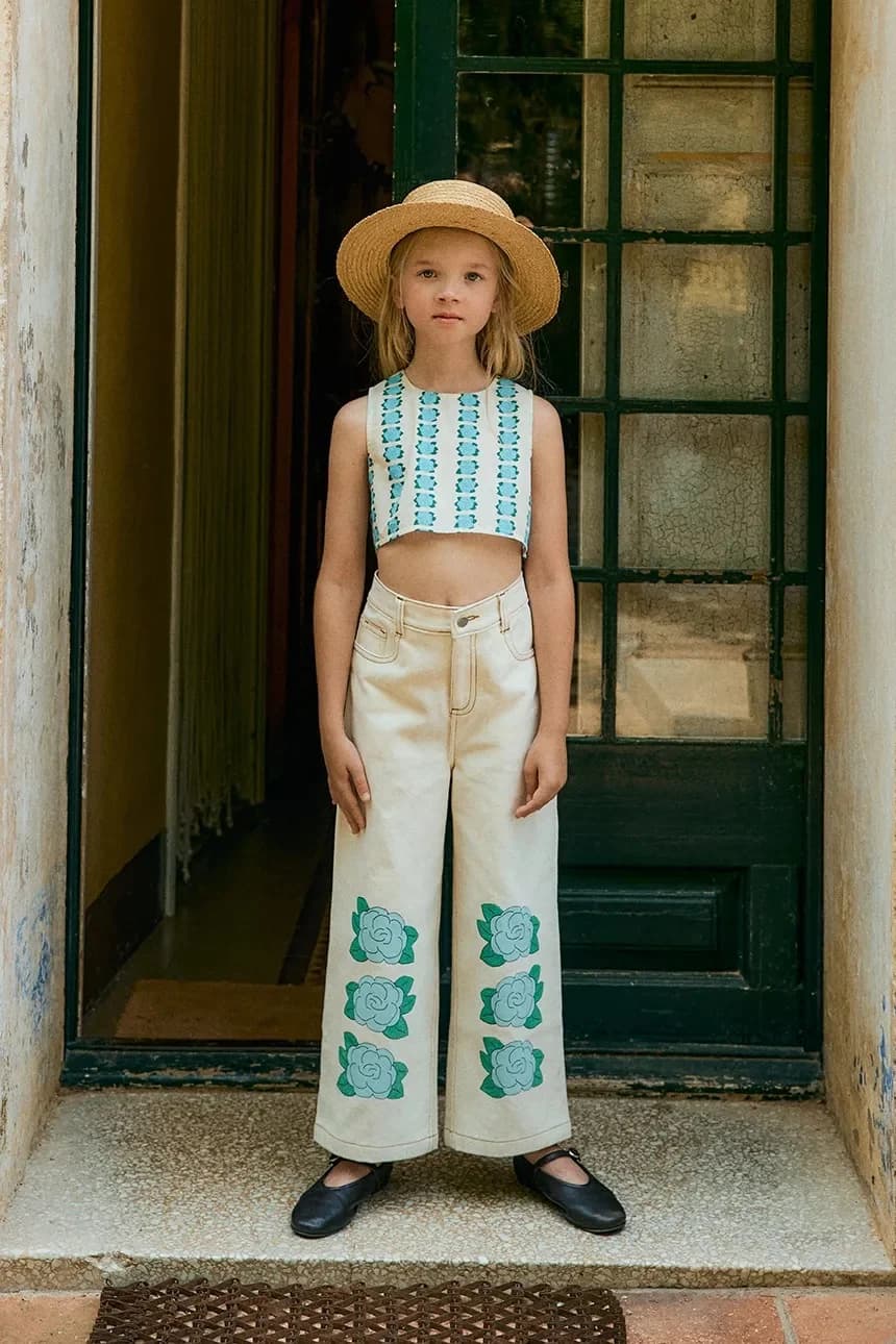 СИНИЕ ДЖИНСЫ С ЦВЕТОЧНЫМ ПРИНТОМ детские джинсы