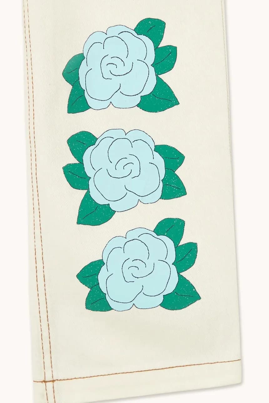 СИНИЕ ДЖИНСЫ С ЦВЕТОЧНЫМ ПРИНТОМ детские джинсы - фото 4