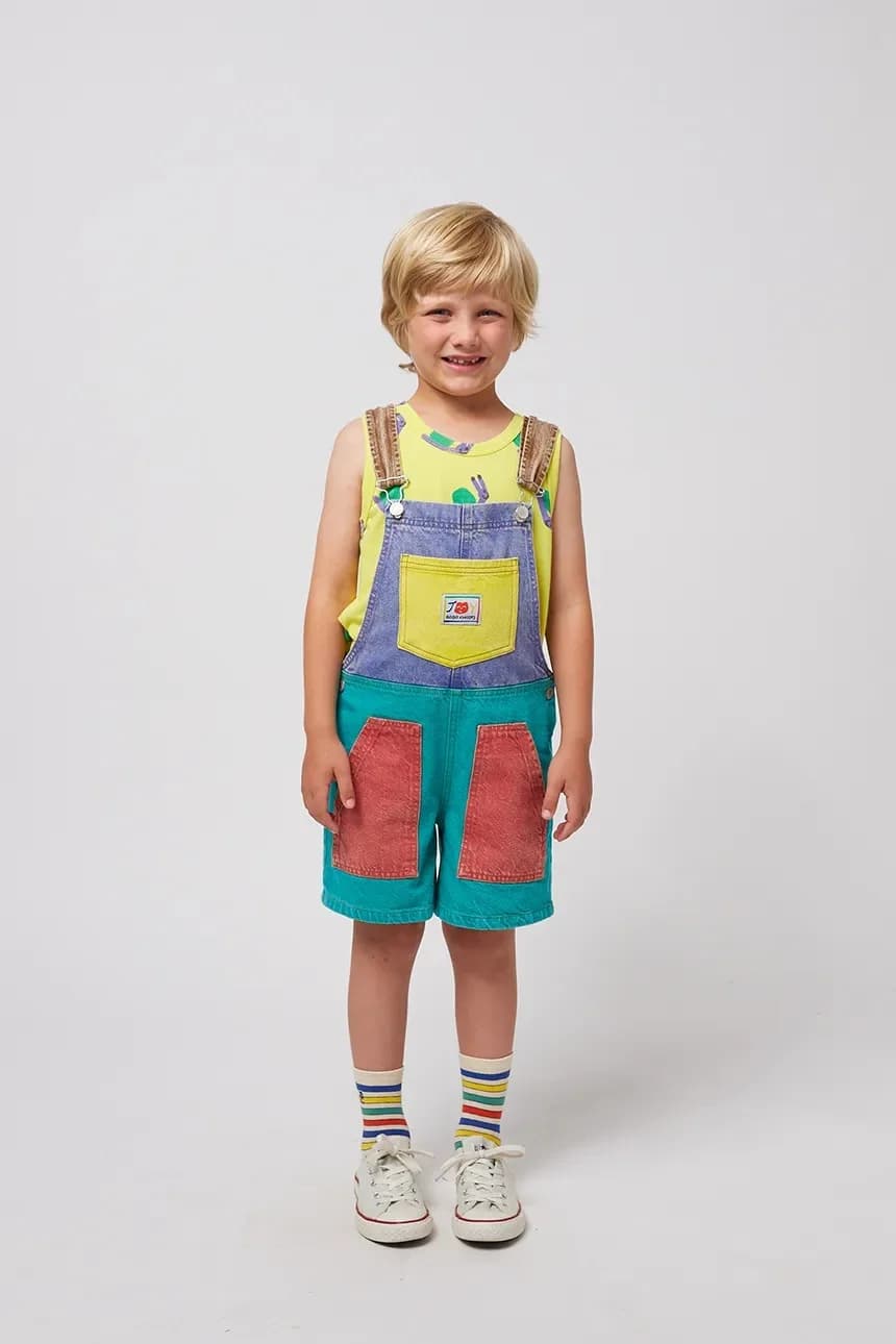 Улыбающийся детский джинсовый комбинезон