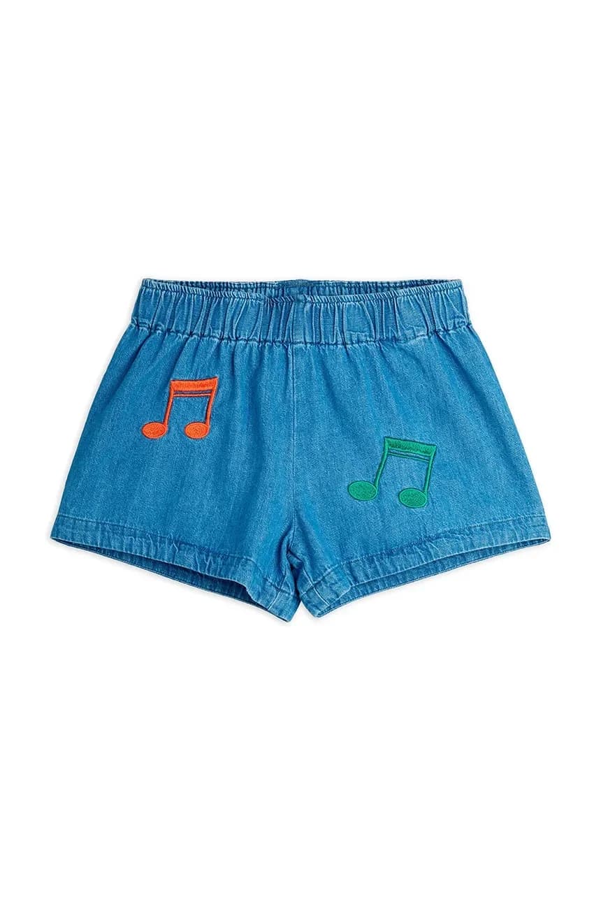 Обратите внимание на детские джинсовые шорты.