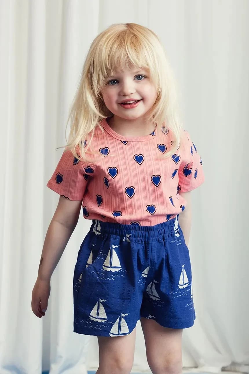 Детская хлопковая футболка с контурными сердечками