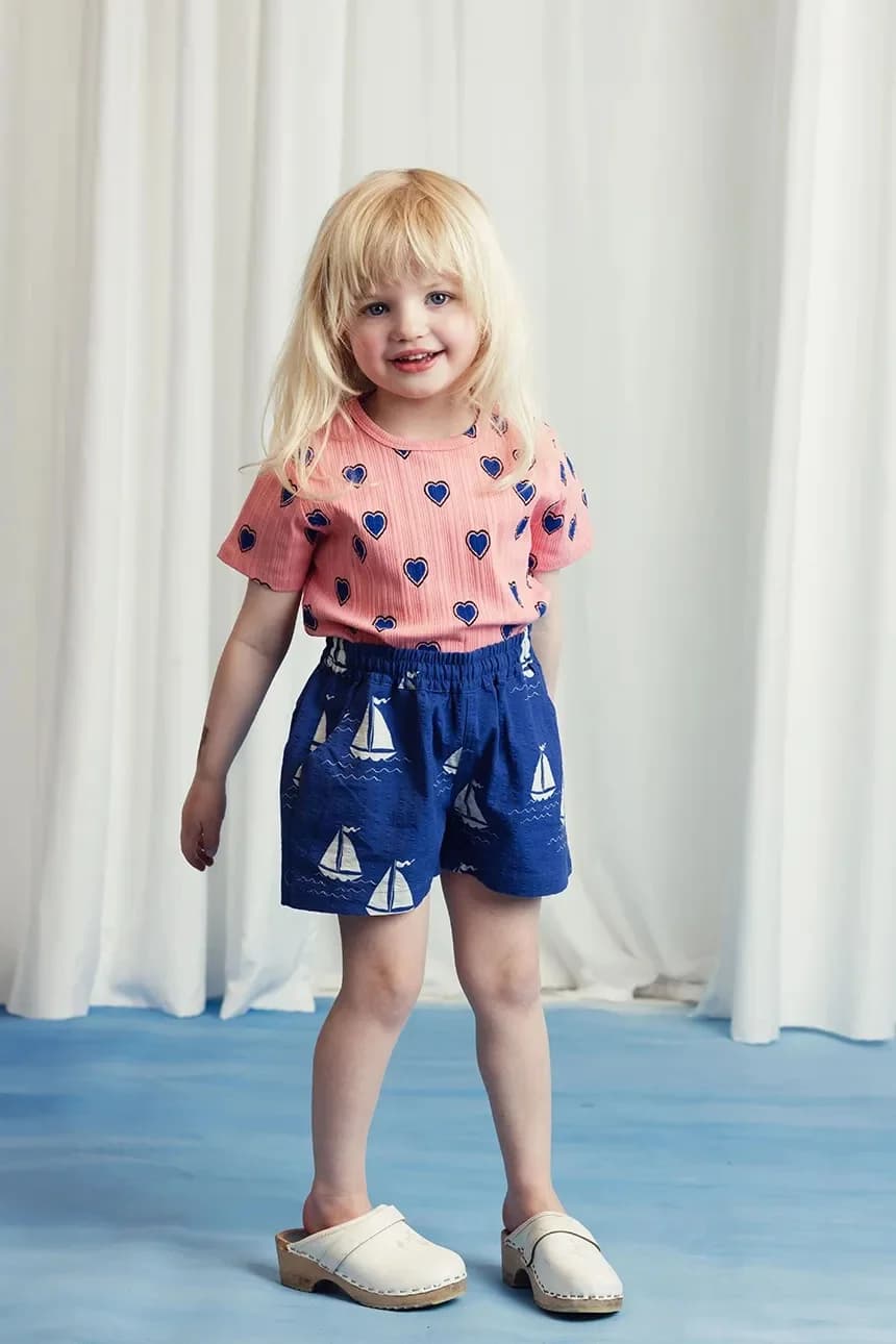 Детская хлопковая футболка с контурными сердечками - фото 5