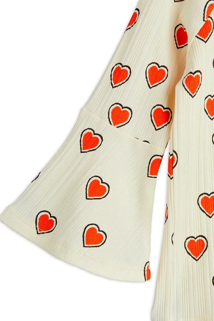 Детская хлопковая рубашка с длинными рукавами и контурными сердечками. - фото 3