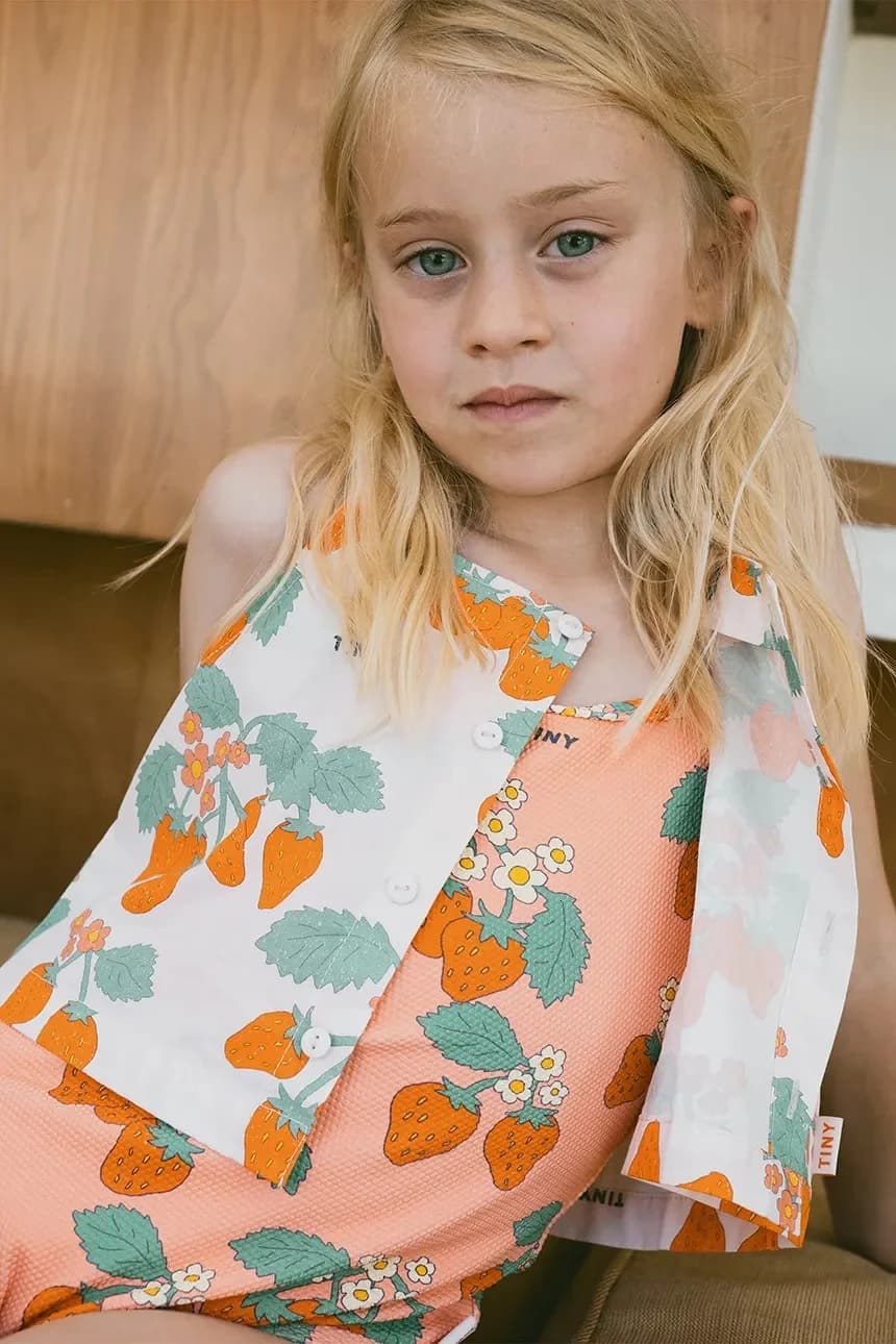 УКОРОЧЕННЫЙ ТОП С КЛУБНИКОЙ