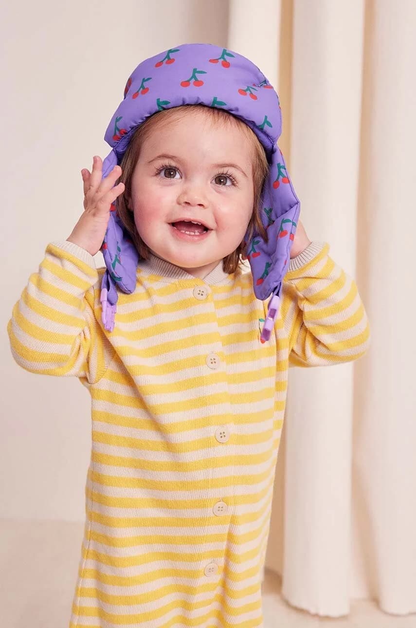 Детская шапочка вишневого цвета.