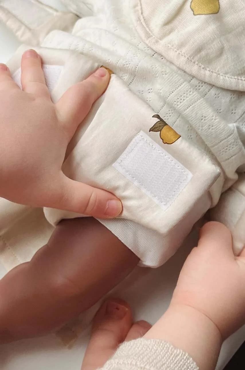 Комплект куклы: подгузник, слюнявчик и шарфик DOLL NURSERY SET - фото 2