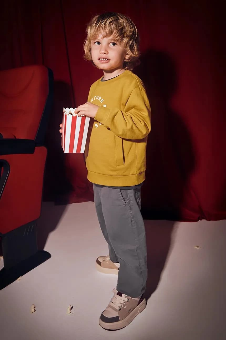 Детские джинсы скейтерского кроя.