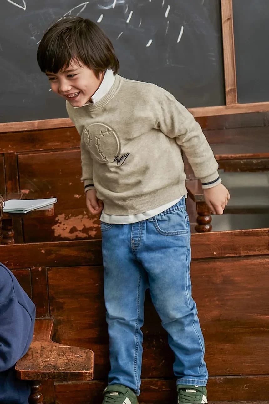 Детские джинсы-джоггеры из мягкого денима.