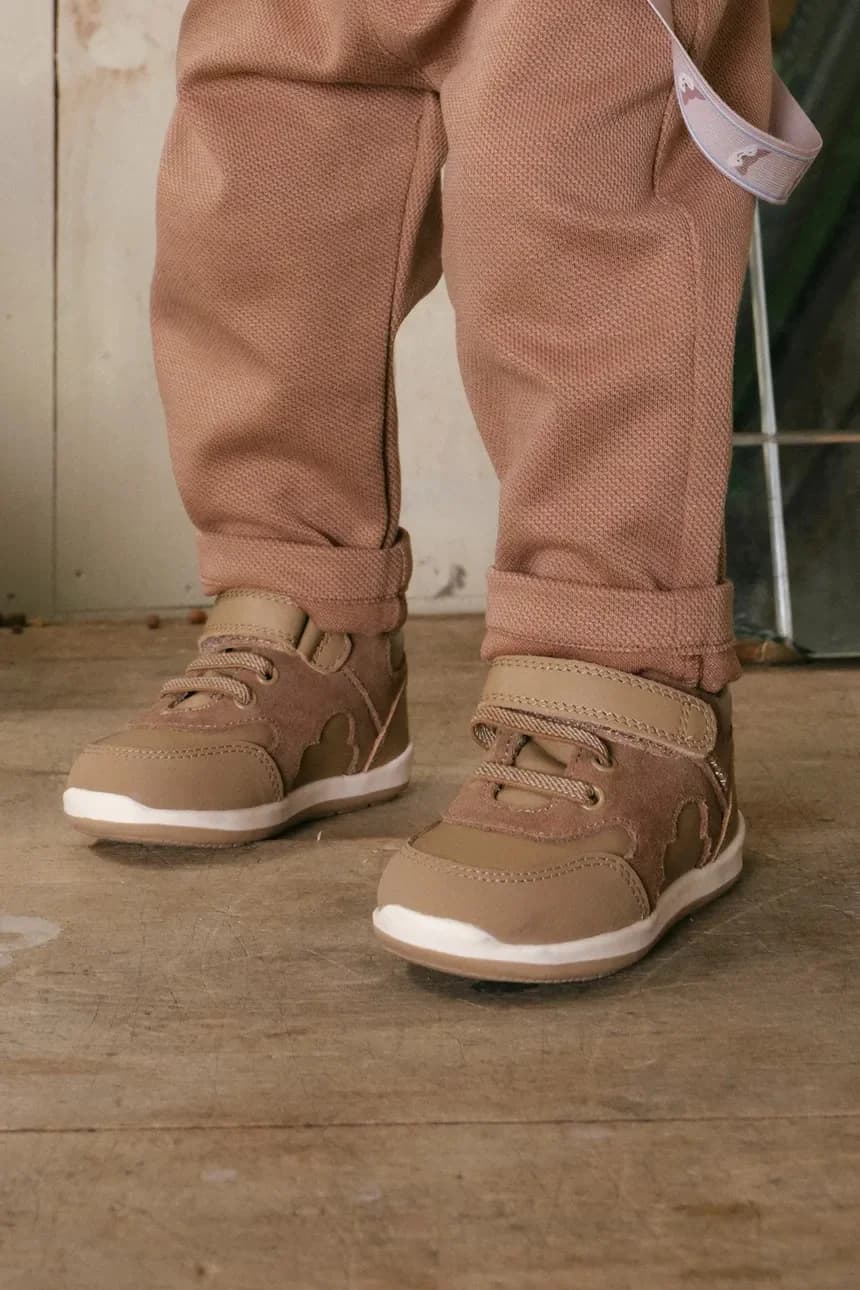 Детские кожаные кроссовки