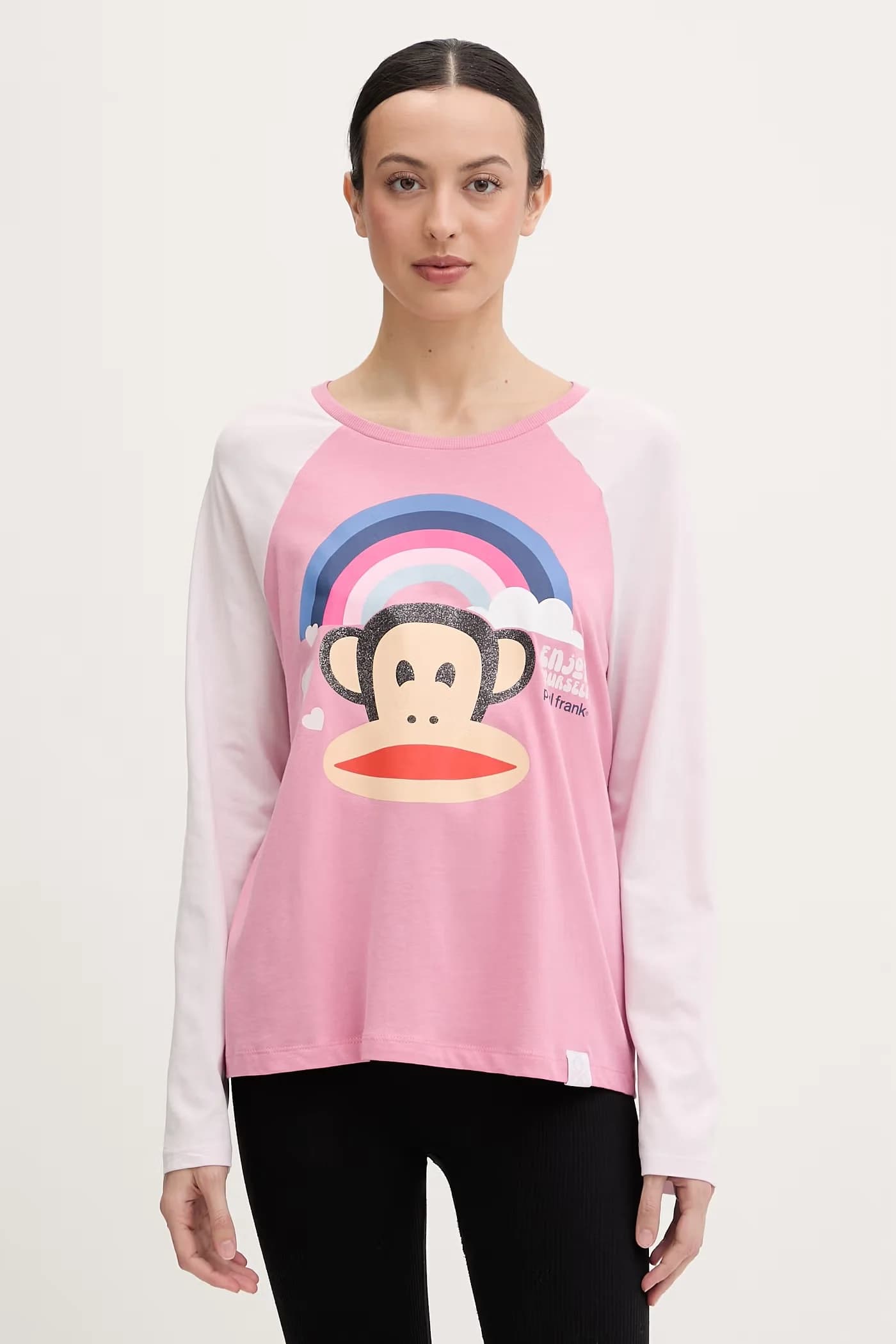 Женская пижама с длинными рукавами из вискозы.