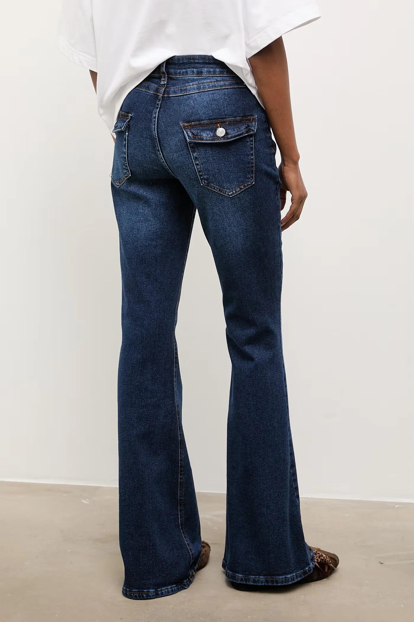 Женские джинсы-клеш - фото 3