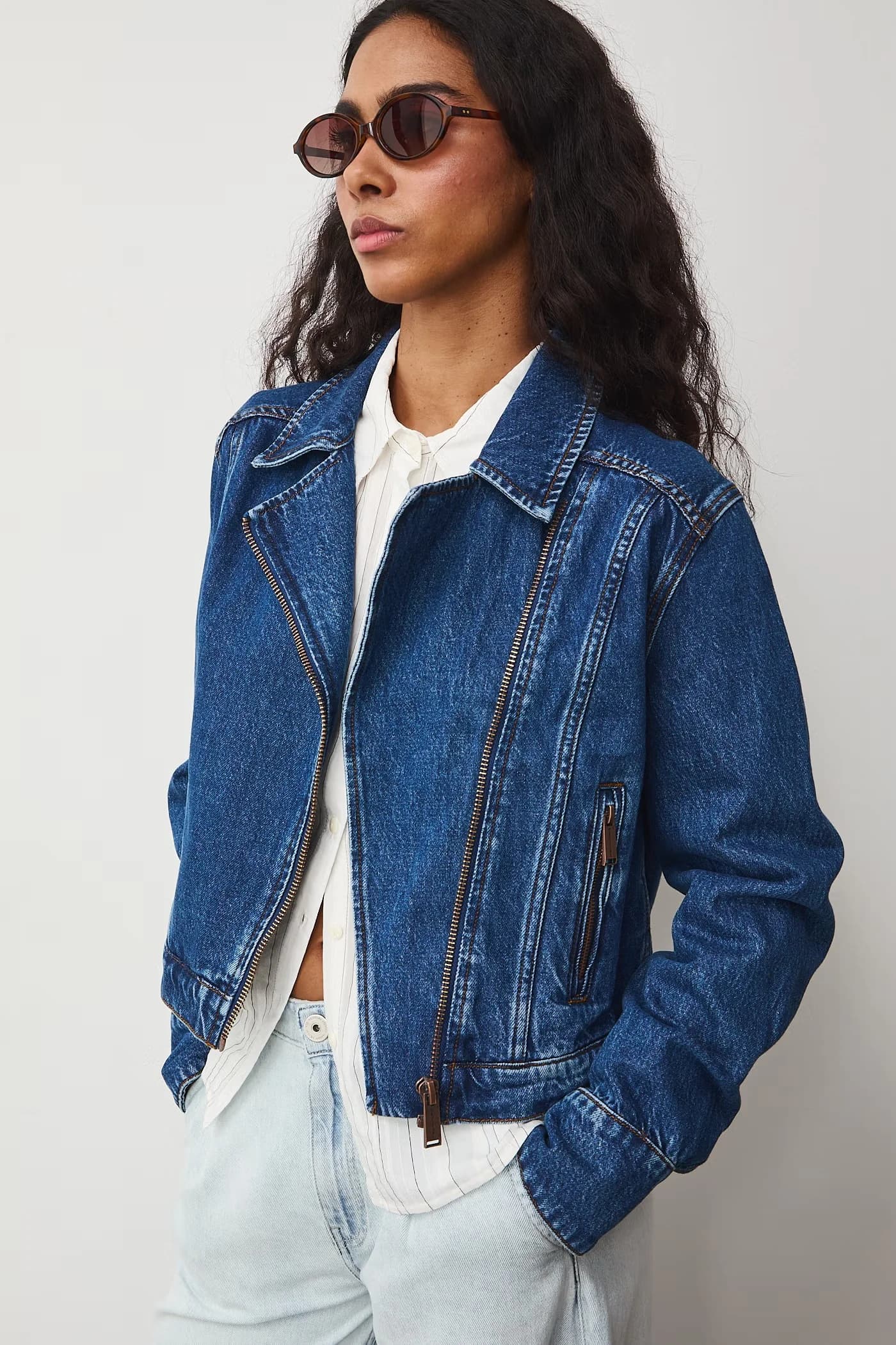 Женская джинсовая куртка из хлопка - фото 2