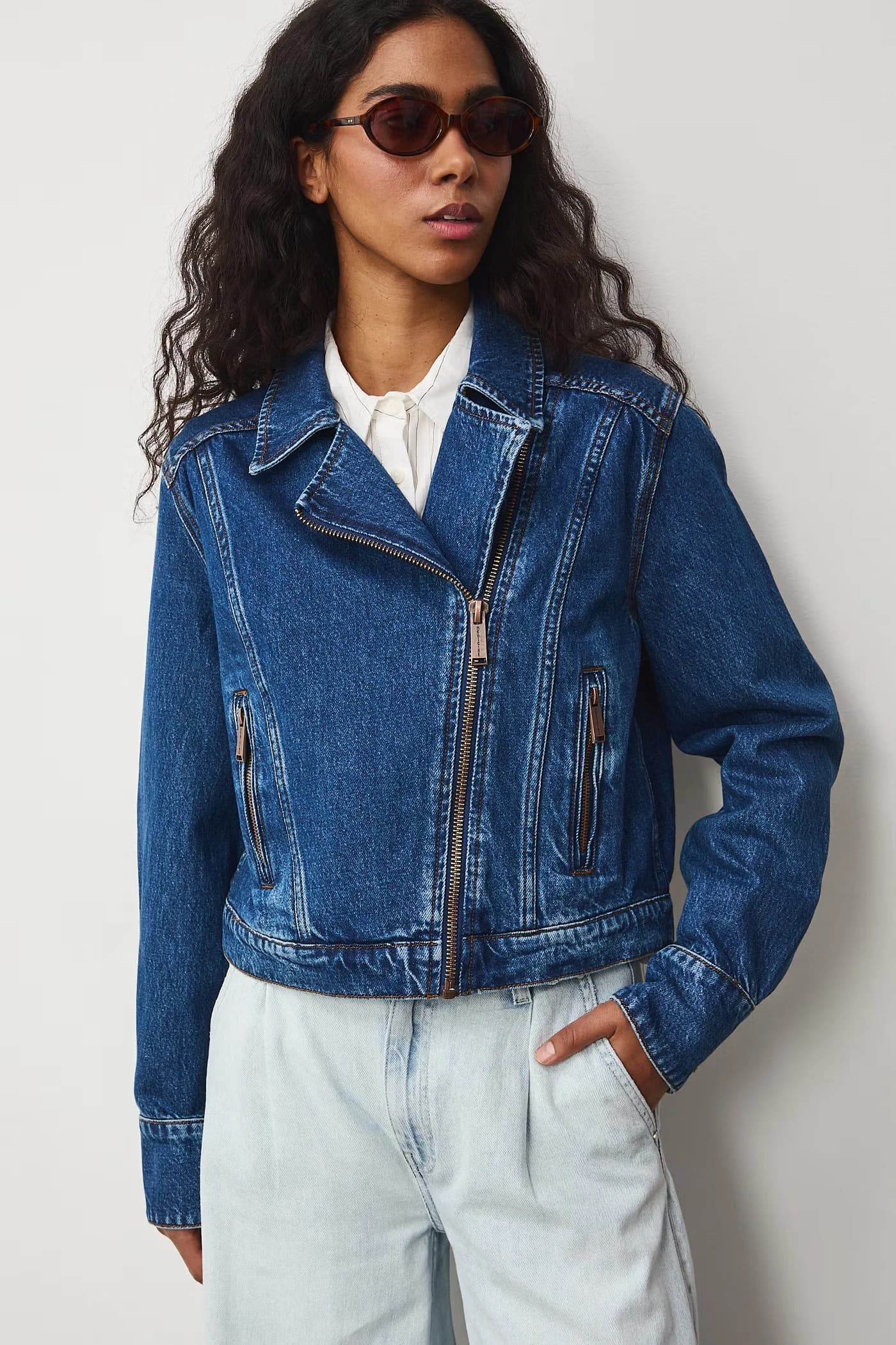 Женская джинсовая куртка из хлопка - фото 4