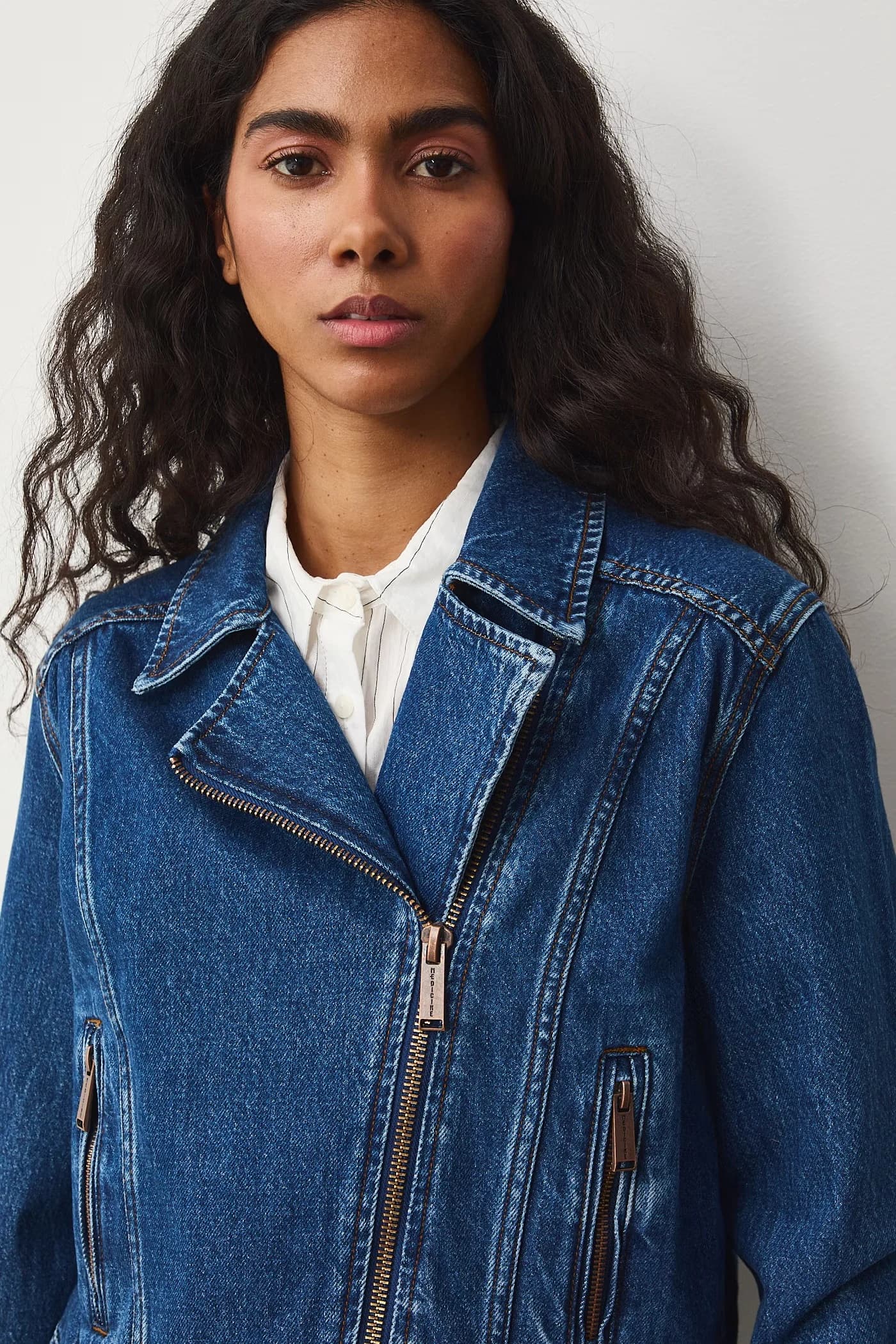 Женская джинсовая куртка из хлопка - фото 5