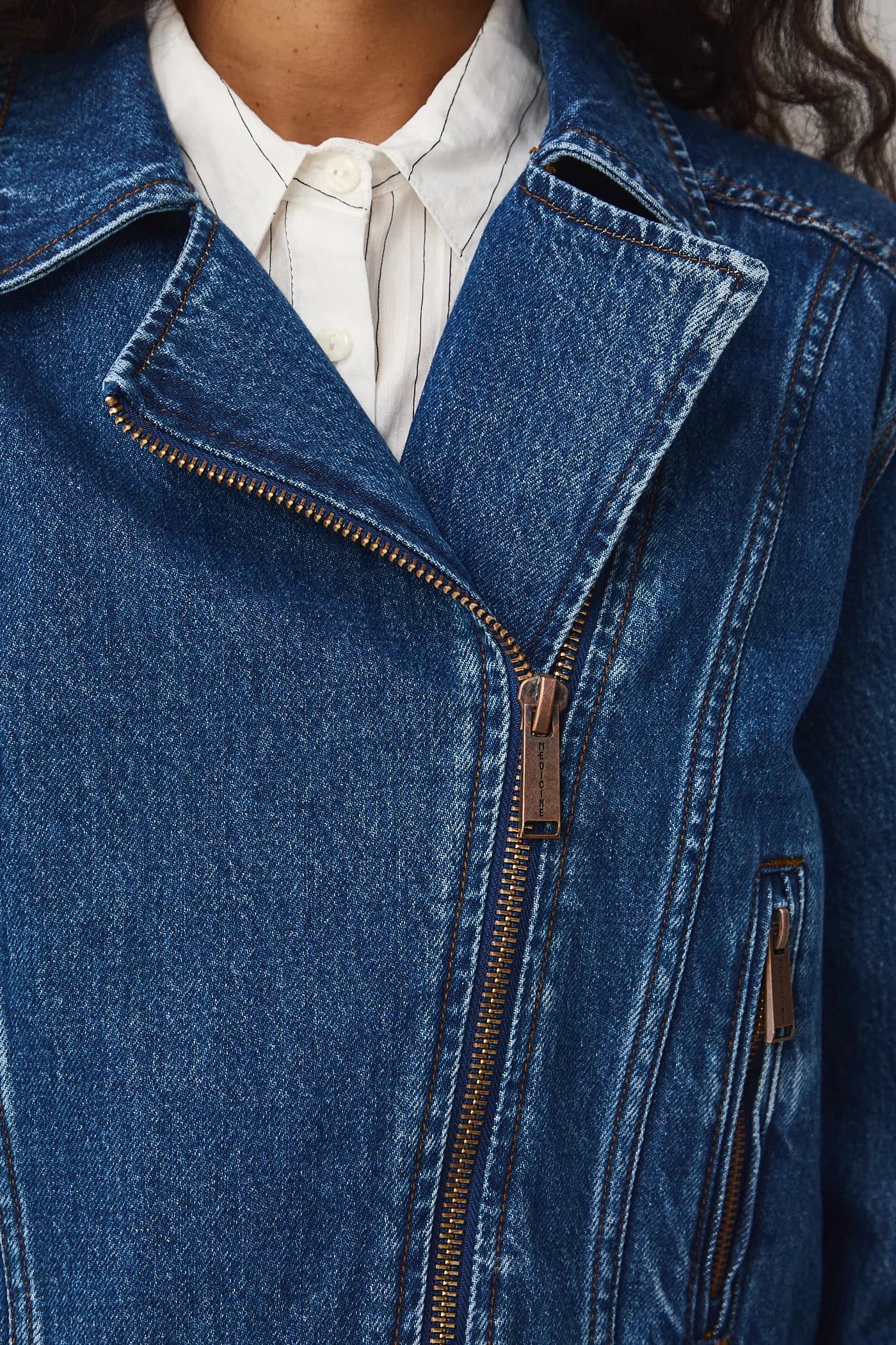 Женская джинсовая куртка из хлопка - фото 6