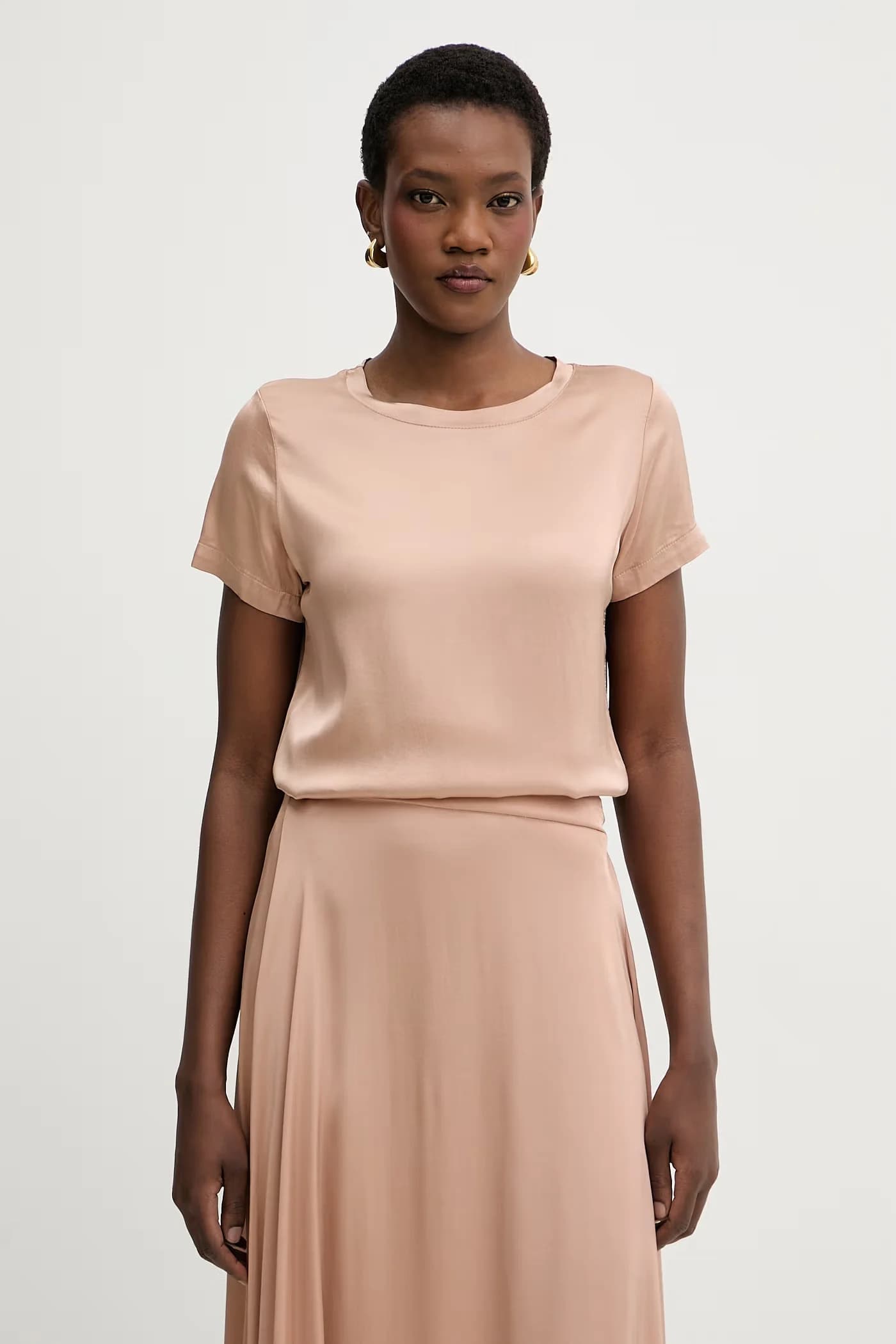 Базовая женская футболка из вискозы