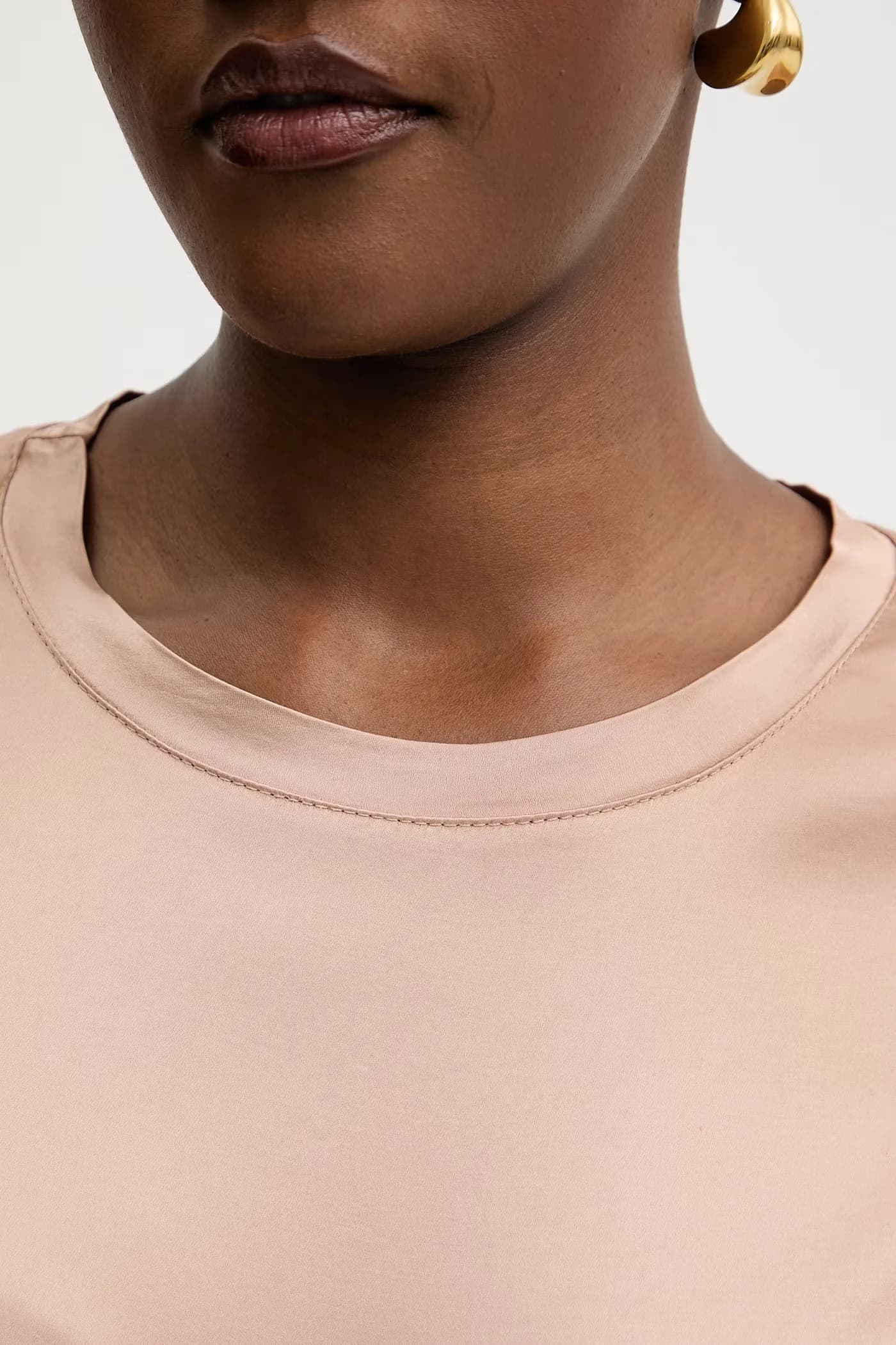 Базовая женская футболка из вискозы - фото 5