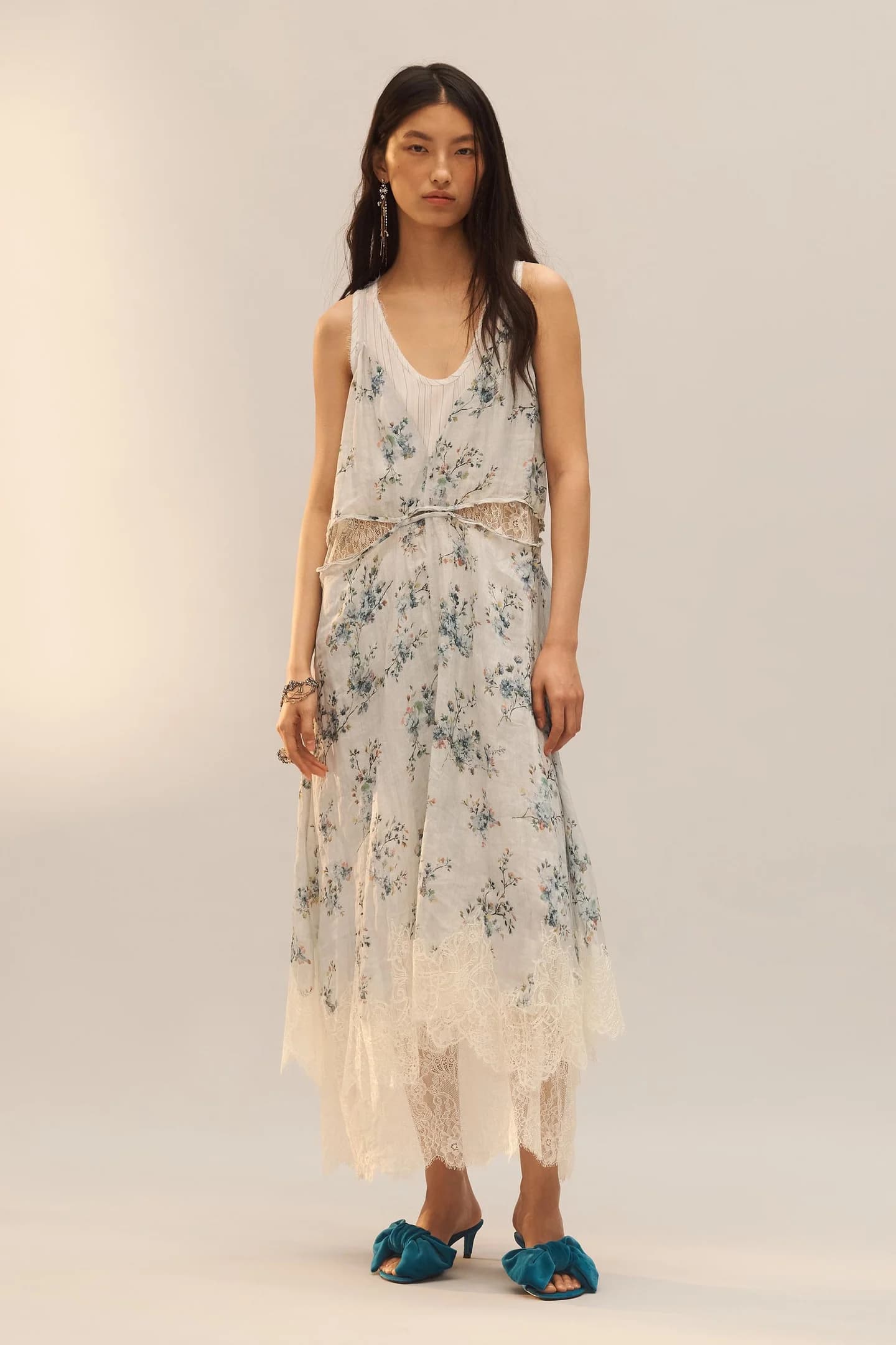 ПЛАТЬЕ, ОГРАНИЧЕННАЯ ВЫПУСКА С ПРИНТОМ НА ПЛЕЧАХ