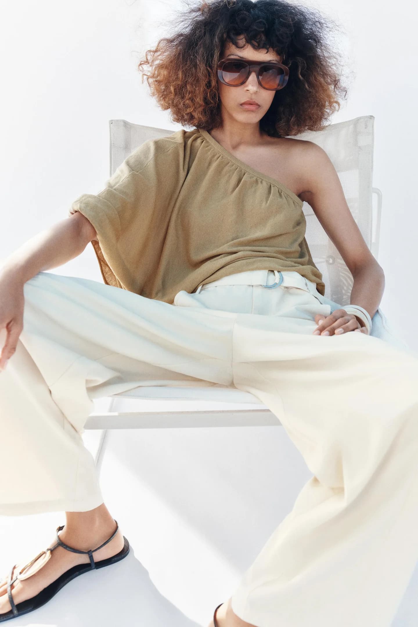 АСИММЕТРИЧНЫЙ ТРИКОТАЖНЫЙ ТОП