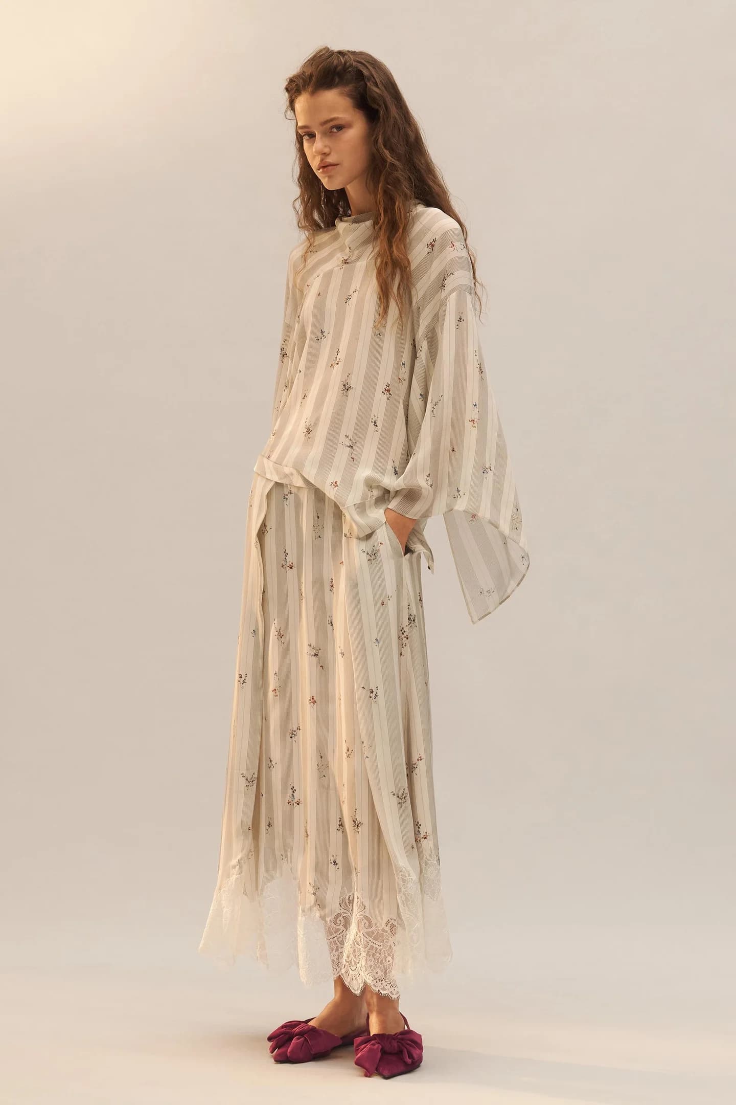 ПОЛОСКАЯ БЛУЗКА С ЦВЕТОЧНЫМ ПРИНТОМ, ОГРАНИЧЕННАЯ ВЫПУСК - фото 2